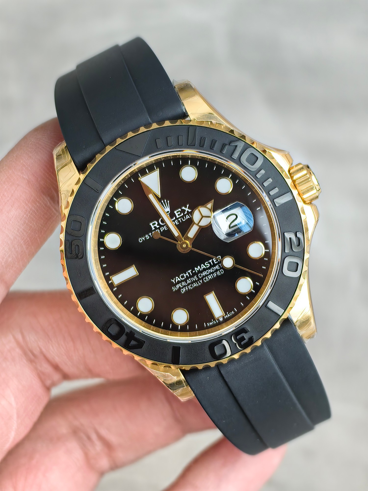 NO:617618,FH factory counterweight 158g VIP hidden version yacht arrives Yacht-Master 42MM VIP limited hidden version 226679TBR series 1FH factory uses 904L fine steel cladding for internal counterweight, refusing to use thickened and weighted bottom cover, full tungsten steel case!  FH promises that the skin will not peel off, the color will not fade, and it can be gold-filled!  The only one on the market!  Weight 158g, synchronized with the original. The diameter of the watch is the same as the original gold, the size is 42MM, and the thickness is 11.8MM!  The bottom of the case is embossed with four original precious metal stamps!  2 Comes with original substitute dial, hands, and high-transparent sapphire glass mirror regardless of cost!  The rotating outer ring is inlaid with T-shaped rock sugar colored diamonds, and the lugs are inlaid with diamonds of different sizes, which is full of fire!  The dial and hands are made of luminous filling powder imported from Switzerland, matching the ice sapphire blue luminous color, which is long-lasting and bright!  Paired with a rubber strap containing memory steel, an integrated buckle made of 904L stainless steel, and the original and internally synchronized strap size can be fine-tuned!  3 Equipped with the latest version of fully automatic mechanical Cal. integrated movement, it is powerful and stable in performance; it has a kinetic energy reserve of 72 hours!  FH Factory Yacht-Master—interprets the spirit of navigation with precise craftsmanship and demonstrates excellent taste on the wrist!  Welcome to taste!  ,,gold19860909FH factory 配重158克VIP隐藏版游艇到货 游艇名仕42MM VIP限量隐藏版226679TBR系列 1FH factory采用904L精钢包壳内部配重,拒绝使用底盖加厚加重、全钨钢材质表壳！FH承诺不掉皮不掉色可包金！市面独一家！重量158g,同步原装.表径对版原装黄金尺寸42MM,厚度11.8MM！表壳底部均压印对版原装四个贵金属印记！ 2不计成本搭配原装代用表盘、指针、高透蓝宝石玻璃镜面！旋转外圈镶嵌T方培育冰糖彩钻、表耳镶嵌大小不同碎钻,火彩十足！表盘、指针均采用瑞士进口夜光填充粉,对版冰宝蓝夜光颜色,持久光亮！搭配内含记忆钢片橡胶表带,904L精钢打造一体表扣,内部同步原装可微调表带尺寸！ 3搭载最新版全自动机械Cal.一体机芯,功能强大,性能稳定；动能储备72小时！ FH factory游艇名仕——以精准工艺诠释航海精神,于腕间彰显卓越品味！欢迎品鉴！,,gold,Watch