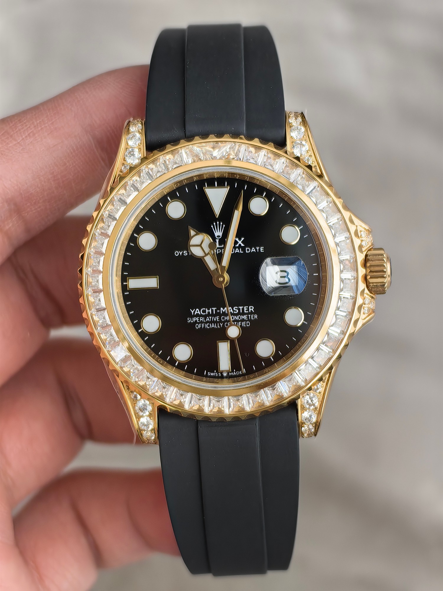 NO:619461,FH factory counterweight 158g VIP hidden version yacht arrives Yacht-Master 42MM VIP limited hidden version 226679TBR series 1FH factory uses 904L fine steel cladding for internal counterweight, refusing to use thickened and weighted bottom cover, full tungsten steel case!  FH promises that the skin will not peel off, the color will not fade, and it can be gold-filled!  The only one on the market!  Weight 158g, synchronized with the original. The diameter of the watch is the same as the original gold, the size is 42MM, and the thickness is 11.8MM!  The bottom of the case is embossed with four original precious metal stamps!  2 Comes with original substitute dial, hands, and high-transparent sapphire glass mirror regardless of cost!  The rotating outer ring is inlaid with T-shaped rock sugar colored diamonds, and the lugs are inlaid with diamonds of different sizes, which is full of fire!  The dial and hands are made of luminous filling powder imported from Switzerland, matching the ice sapphire blue luminous color, which is long-lasting and bright!  Paired with a rubber strap containing memory steel, an integrated buckle made of 904L stainless steel, and the original and internally synchronized strap size can be fine-tuned!  3 Equipped with the latest version of fully automatic mechanical Cal. integrated movement, it is powerful and stable in performance; it has a kinetic energy reserve of 72 hours!  FH Factory Yacht-Master—interprets the spirit of navigation with precise craftsmanship and demonstrates excellent taste on the wrist!  Welcome to taste!  ,,gold19860909FH factory 配重158克VIP隐藏版游艇到货 游艇名仕42MM VIP限量隐藏版226679TBR系列 1FH factory采用904L精钢包壳内部配重,拒绝使用底盖加厚加重、全钨钢材质表壳！FH承诺不掉皮不掉色可包金！市面独一家！重量158g,同步原装.表径对版原装黄金尺寸42MM,厚度11.8MM！表壳底部均压印对版原装四个贵金属印记！ 2不计成本搭配原装代用表盘、指针、高透蓝宝石玻璃镜面！旋转外圈镶嵌T方培育冰糖彩钻、表耳镶嵌大小不同碎钻,火彩十足！表盘、指针均采用瑞士进口夜光填充粉,对版冰宝蓝夜光颜色,持久光亮！搭配内含记忆钢片橡胶表带,904L精钢打造一体表扣,内部同步原装可微调表带尺寸！ 3搭载最新版全自动机械Cal.一体机芯,功能强大,性能稳定；动能储备72小时！ FH factory游艇名仕——以精准工艺诠释航海精神,于腕间彰显卓越品味！欢迎品鉴！,,gold,Watch