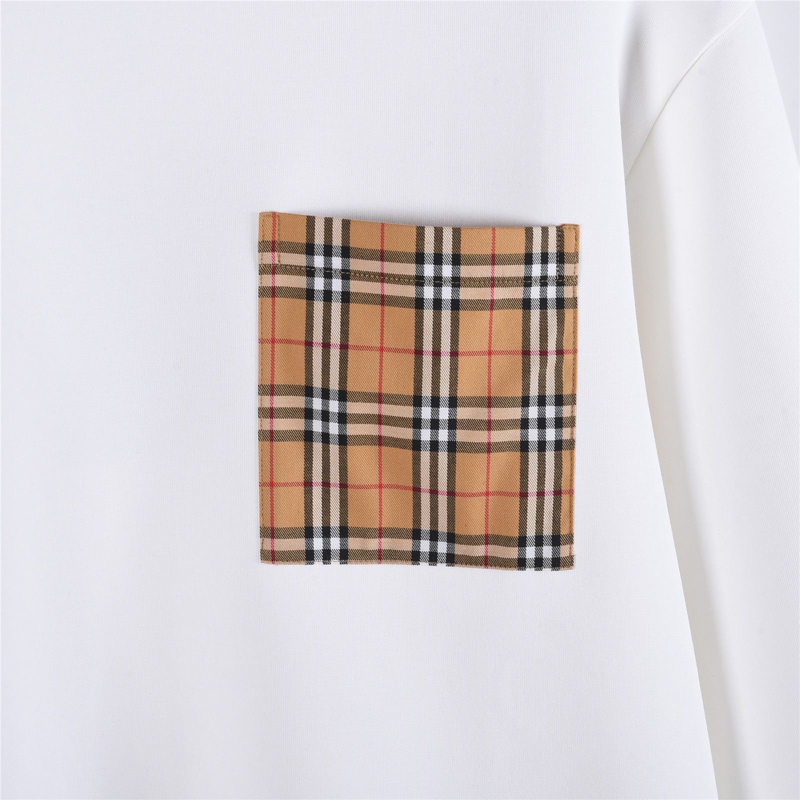 Burberry/巴宝莉 25ss 口袋格纹袖子字母大标太空棉卫衣黑色 白色-莆田鞋,莆田鞋货源,高仿鞋,高仿鞋货源,安福档口,莆田高仿鞋,莆田鞋批发,高仿鞋批发,莆田高仿运动鞋,高仿运动鞋,莆田运动鞋 Burberry/巴宝莉 25ss 口袋格纹袖子字母大标太空棉卫衣黑色 白色