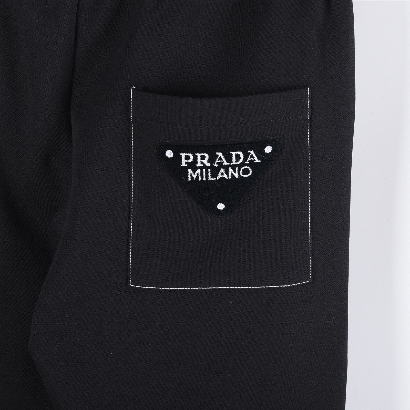 Prada/普拉达 2025ss 撞线后口袋三角标 2025最新款休闲经典时尚长裤 Prada/普拉达 2025ss 撞线后口袋三角标 2025最新款休闲经典时尚长裤
