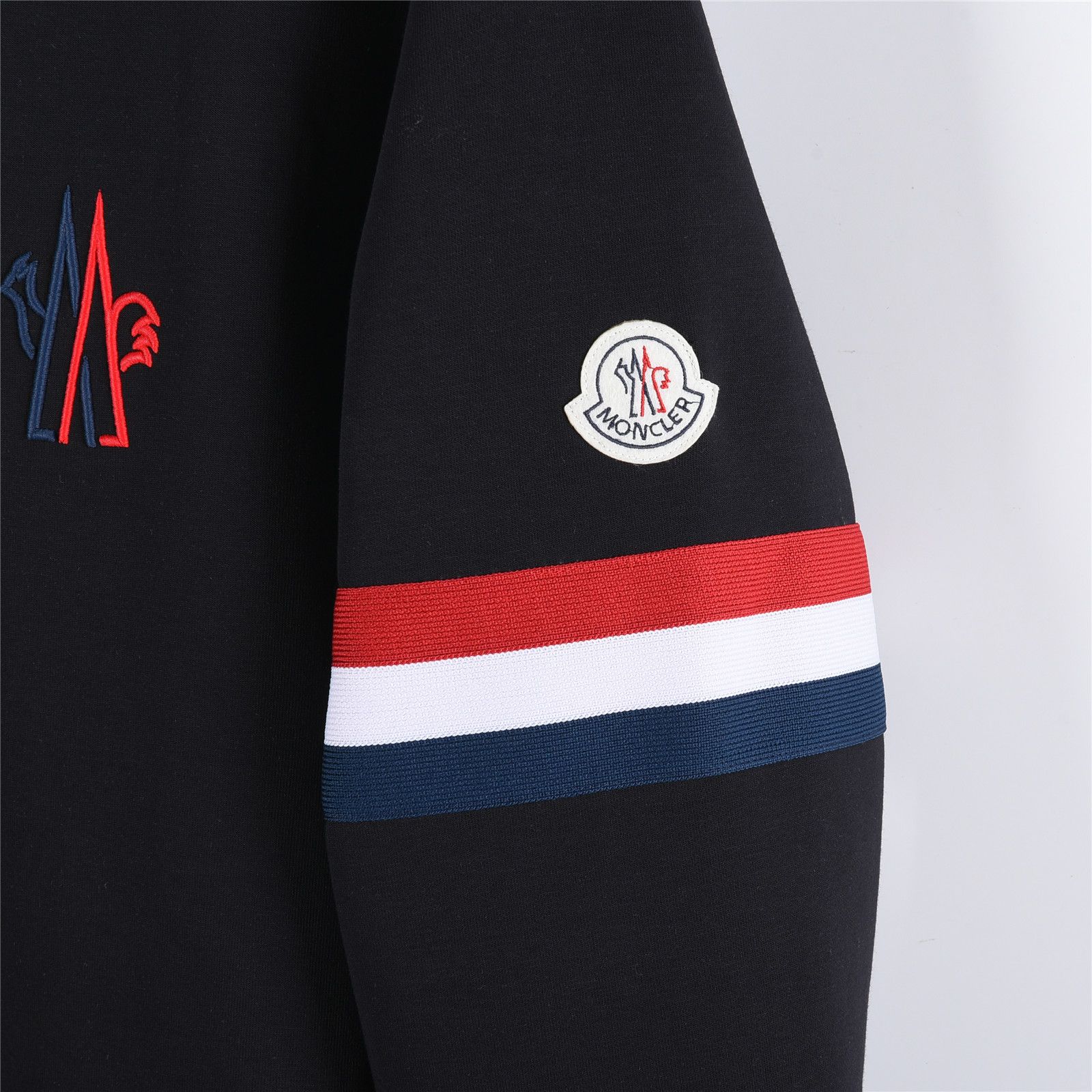 Moncler/蒙口 25ss 三色饰边袖条纹胸前刺绣logo圆领卫衣-High Quatity Cheap Brand wholesale wholesaler seller Clothes Bags handbags Sneakers Top Fashion Clothing Shoes from China Factory Chinese suppliers best Quality Beautiful Price Moncler/蒙口 25ss 三色饰边袖条纹胸前刺绣logo圆领卫衣