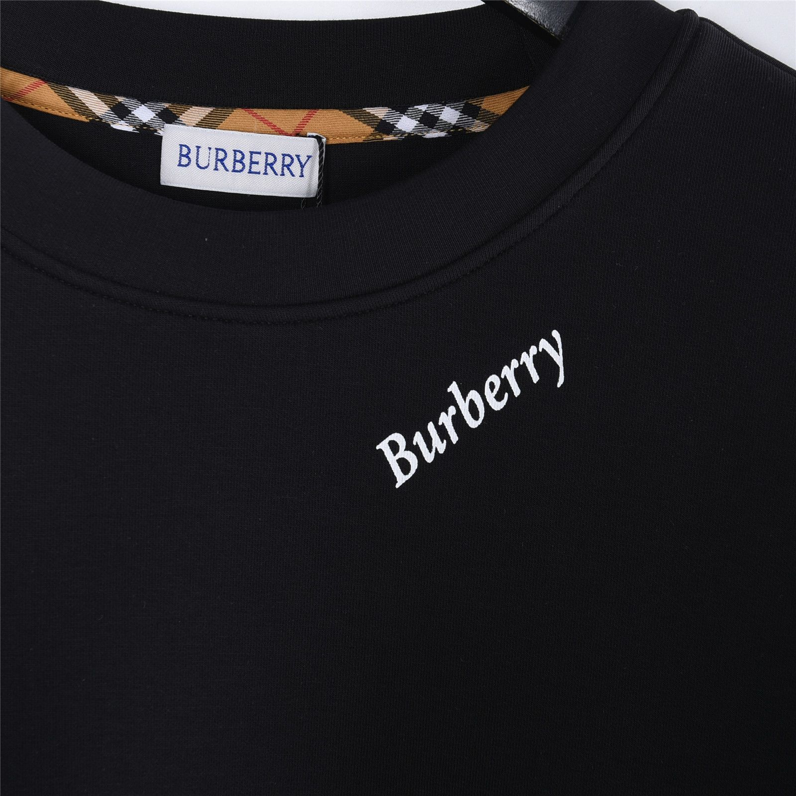 Burberrv/巴宝莉 25SS领口印花字母战马圆领卫衣