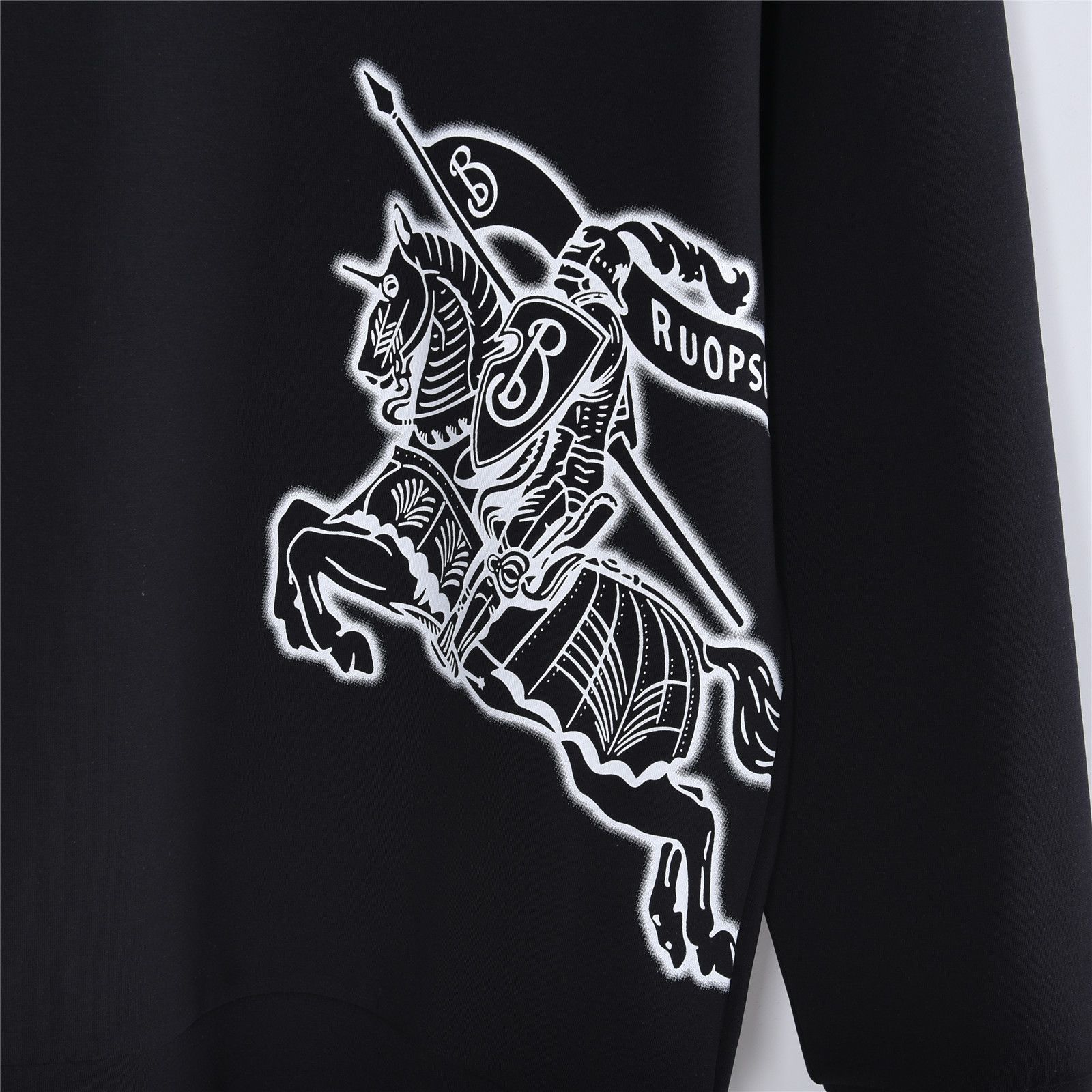 Burberrv/巴宝莉 25SS领口印花字母战马圆领卫衣