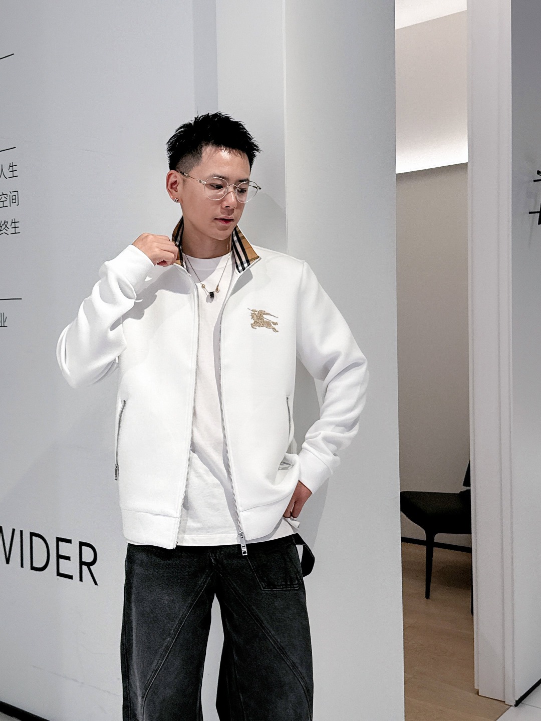 Burberry/巴宝莉 胸口刺绣战马拉链立领外套
上身效果#