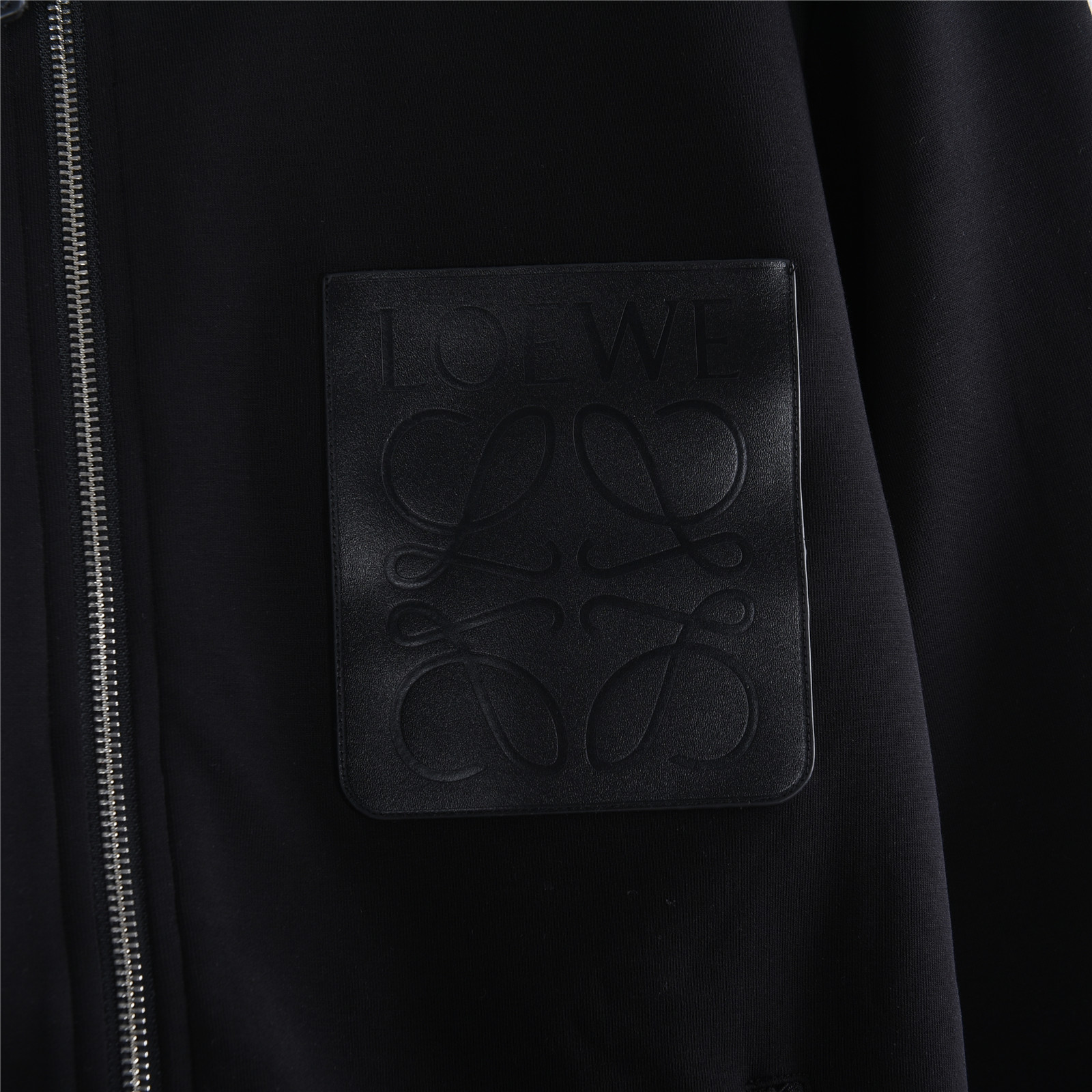 Loewe/罗意威 胸口压花徽标皮口袋拉链连帽外套 Loewe/罗意威 2025秋冬最新爆款连帽外套