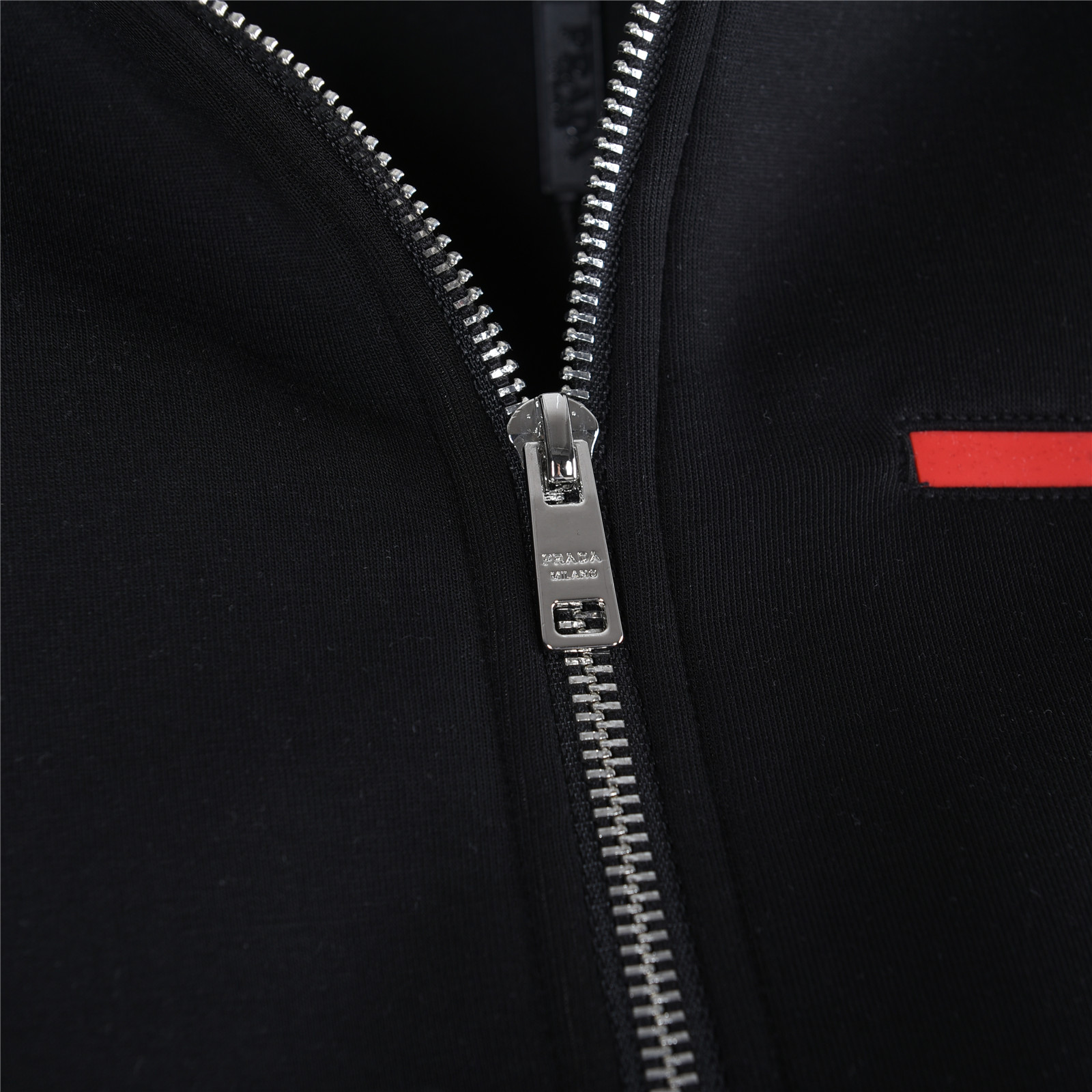 Prada/普拉达 经典红色饰条拉链连帽外套 白色 黑色