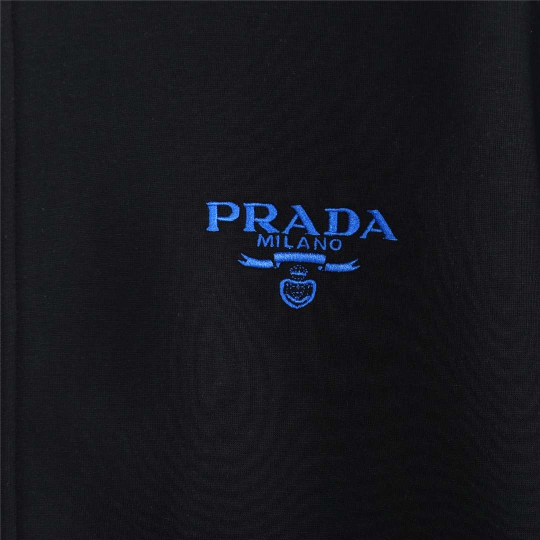 Prada/晋拉达胸口经典微标刺绣loao描边撞线拉链连帽外套