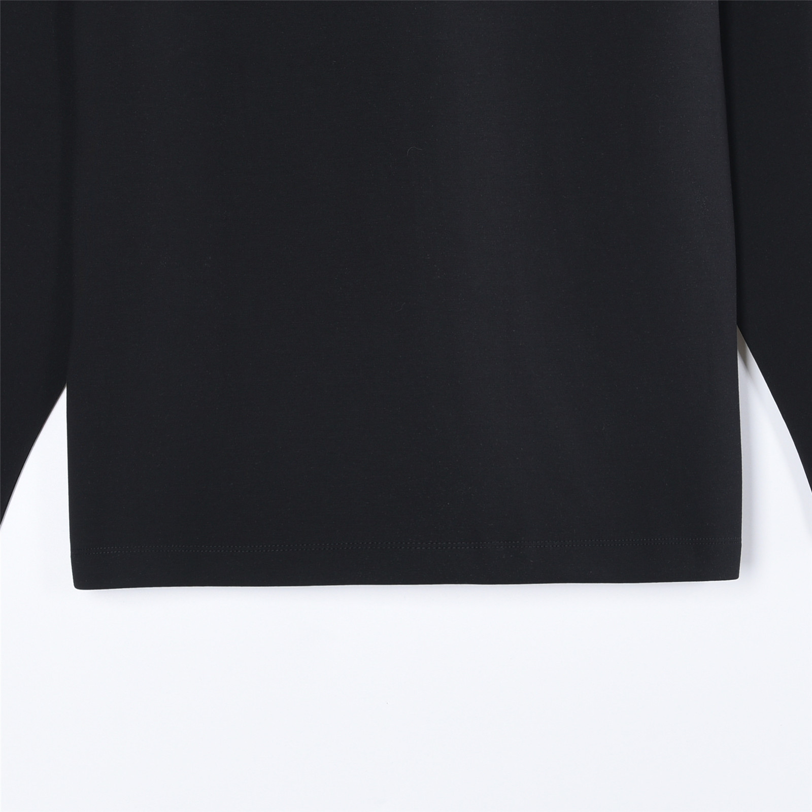 LouisVuitton/路易威登25ss胸前经典刺绣logo长袖 黑色 白色