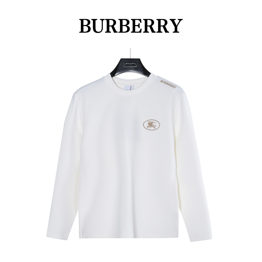 ：💰180 （）
Burberry/巴宝莉25ss圆圈战马刺绣肩膀字母刺绣长袖

Burberry/巴宝莉八明治空气层套头圆领长袖
打底衫，男女同款时尚休闲！贸易公司渠道稀出，领先官网发售！一直都是神奇的存在，有着极高的辨识度，总是以极简风格营造时髦单品，对年龄性别都没有限制，任谁都好驾驭！基础休闲的圆领版型剪裁，着穿显瘦藏肉效果显著，能够驾驭你日常各种休闲着装穿法，无性别身材的限定，男女同款推荐！
此款长袖选用客供进口空气层针织棉布制成，该面料手感轻薄细腻软糯，同时兼顾优越的挺括感，内里如同鱼鳞般紧密排列的毛圈肌理，贴肤保暖透气毫无扎刺感可言！袖口以及下摆同缸色染针织罗纹拼接，令着身者更加帅气有型！衣身正面由图案装饰，采用顶级工艺精心印制，搭配品牌点缀，将奢华档次与时尚感都展现了出来！
颜色：黑色 白色 
尺码：S-XXL