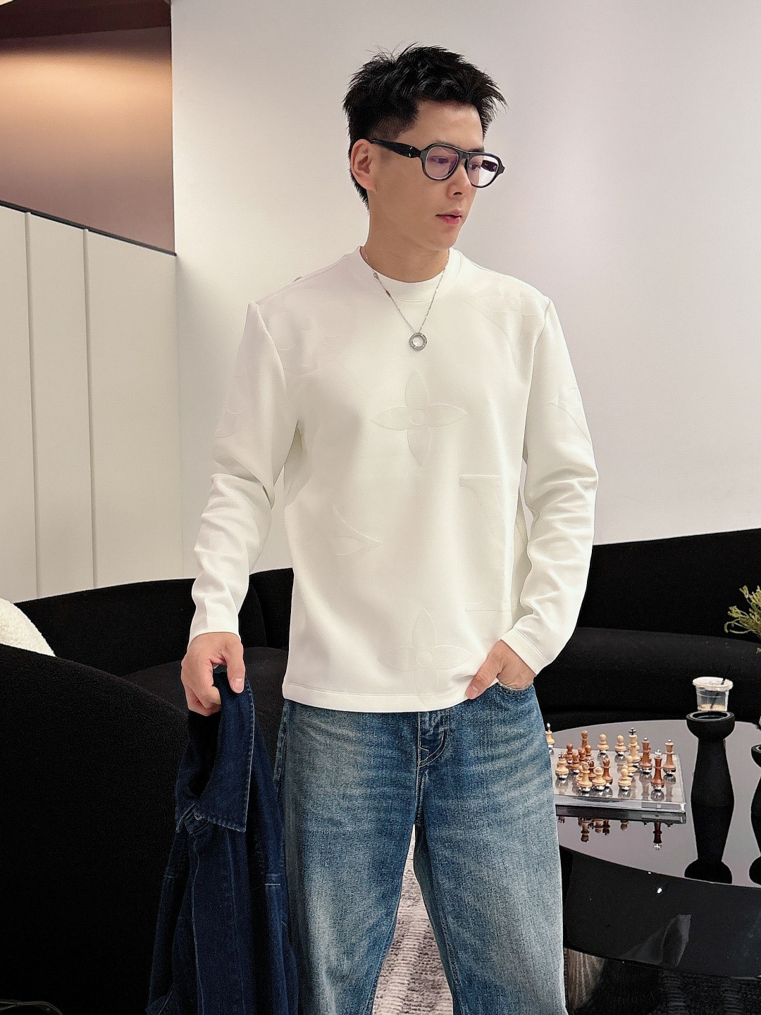 LouisVuitton/路易威登25ssLV大LOGO植绒满印长袖 上身效果##