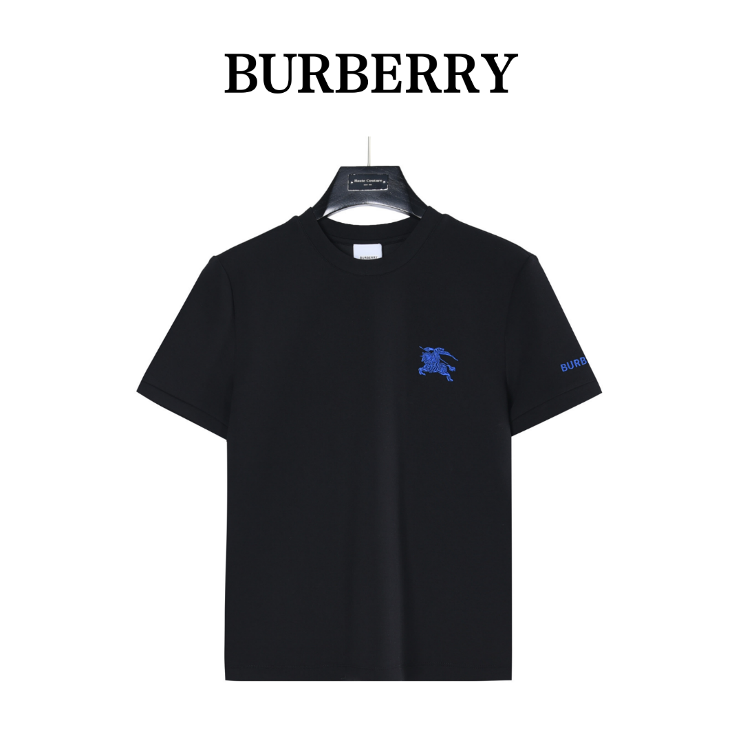 本地自取：💰160 （支持放店）
Burberrv/巴宝莉 25SS 胸口战马刺绣袖子字母刺绣短袖

Burberrv/巴宝莉2025秋冬太空棉字母刺绣logo时尚百搭打底圆领短袖衫，精致工艺面料，顶级元素融合打造，经典短袖3标齐全，潮男时尚，无论是上身舒适度还是都是无可比拟的存在！
颜色：黑色，白色
码数：s-xxl