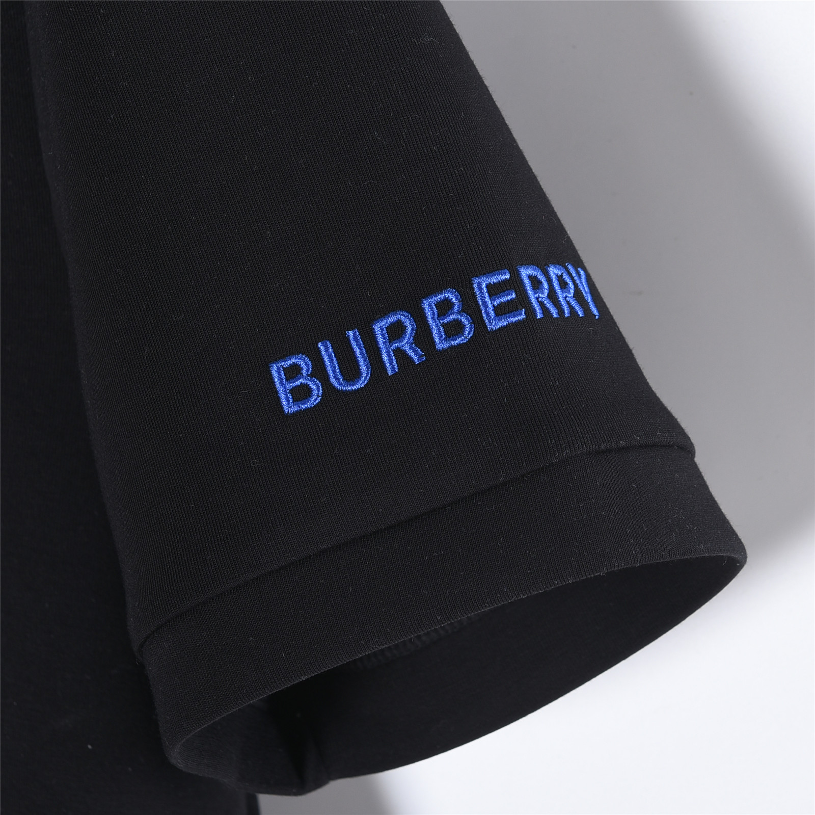 Burberrv/巴宝莉 25SS 胸口战马刺绣袖子字母刺绣短袖 黑色 白色