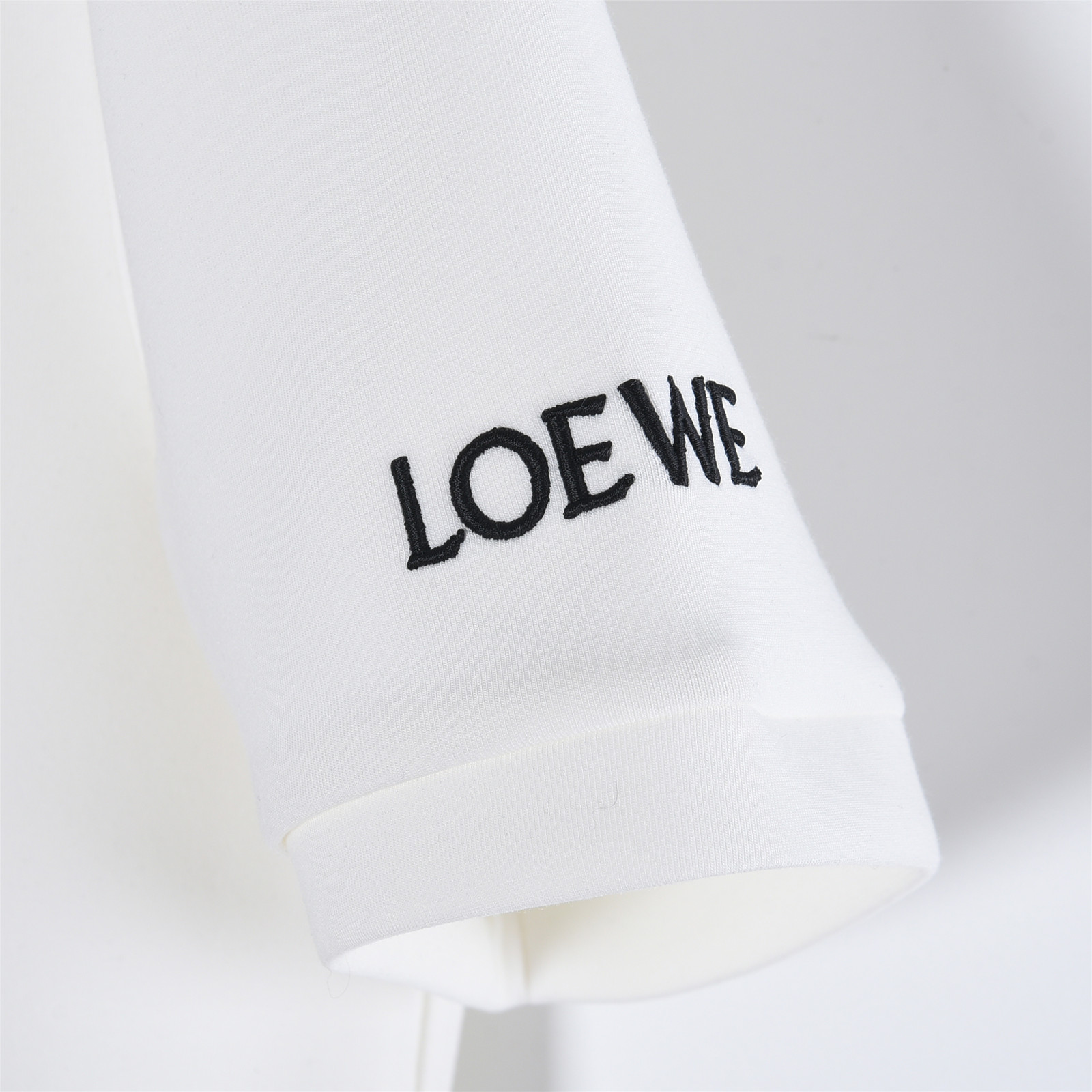 Loewe/罗意威25Ss经典刺绣logo袖子字母刺绣短袖 Loewe/罗意威2025秋冬太空棉字母刺绣logo时尚百搭打底圆领短袖衫 黑色 白色