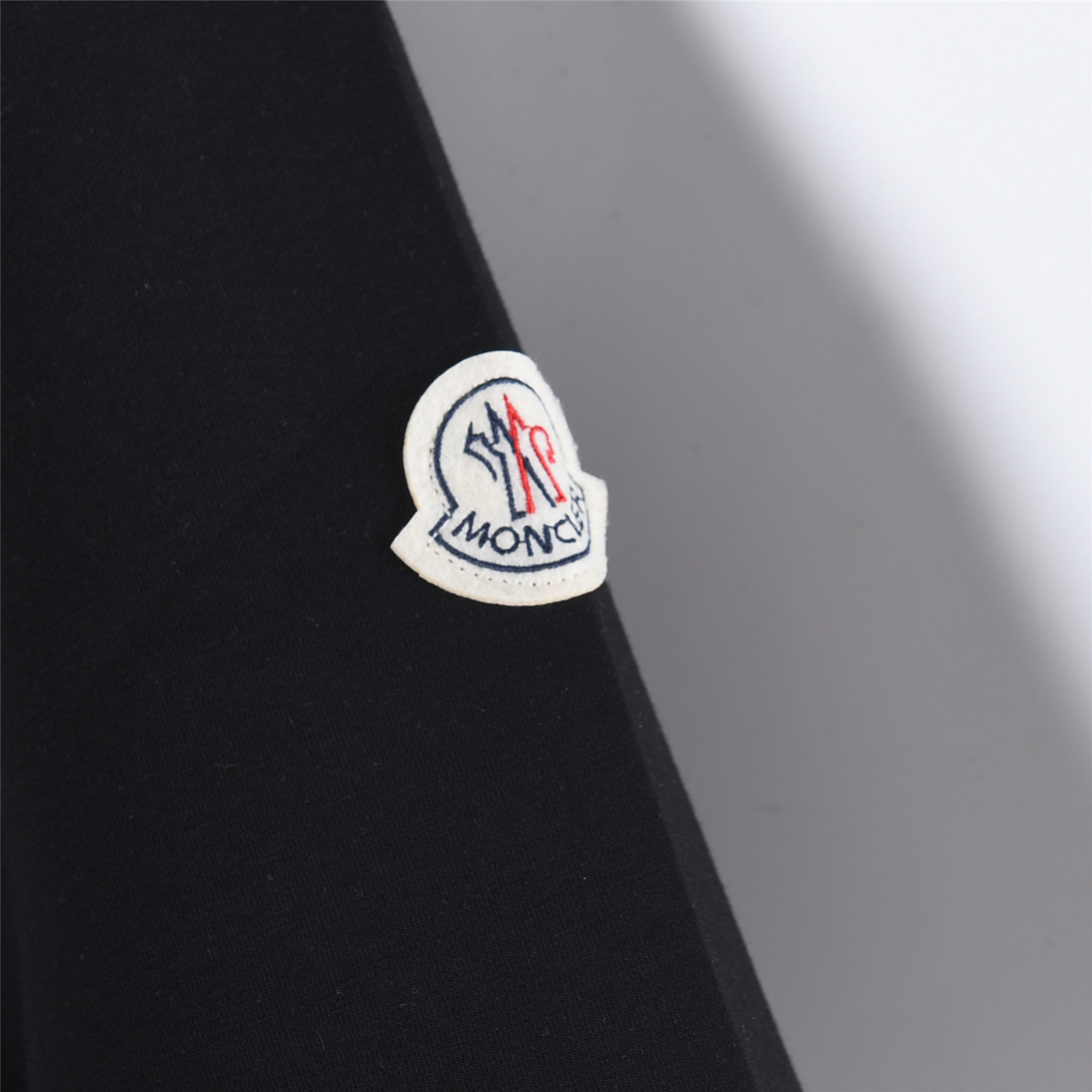 Moncler/蒙口25ss经典刺绣logo短袖 Moncler/蒙口2025秋冬太空棉字母刺绣logo时尚百搭打底圆领短袖衫