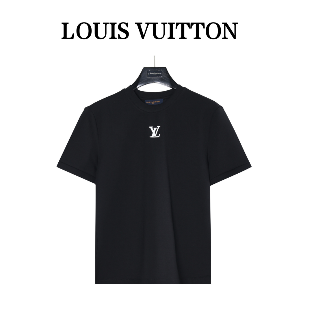 () LouisVuitton/路易威登25ss胸口经典刺绣logo短袖 LouisVuitton/路易威登2025秋冬太空棉字母刺绣logo时尚百搭打底圆领短袖衫,精致工艺面料,顶级元素融合打造,经典短袖3标齐全,潮男时尚,无论是上身舒适度还是都是无可比拟的存在! 颜色:黑色,白色