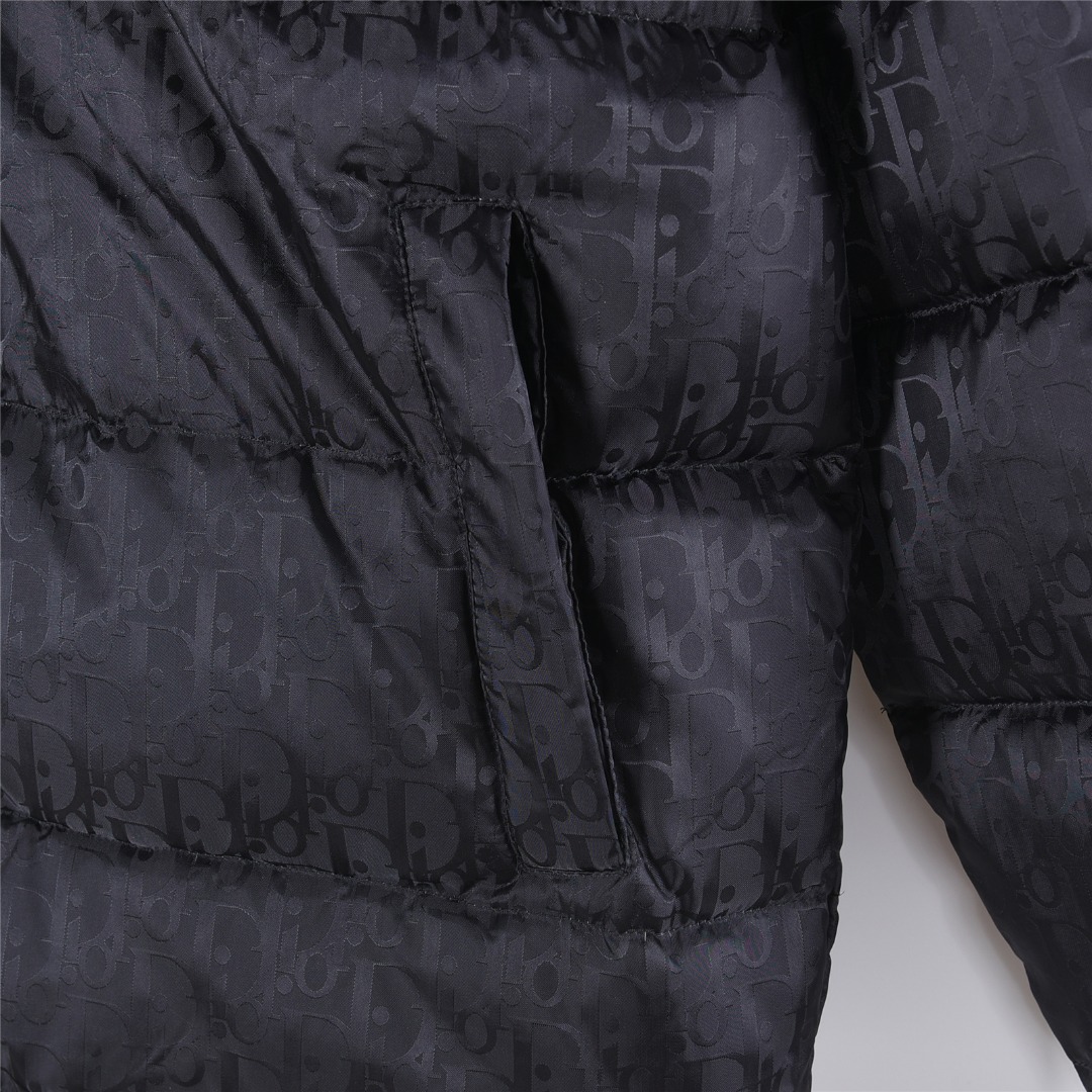 本地自取:💰510 (支持放店)
DIOR/迪奥暗纹老花立领羽绒服
这是一款超复杂工艺的羽绒服,定制面料周期长达50天之久,绝对的防风防水,可以做到滴水不漏,堪称冬季里的避风港,在原有的面料基础上,激光提花,使整件衣服凹凸有致,立体感更强,3D效果更加明显,全衣的五金采用的是原厂一比一定制,客供GG提花纤维帆布尼龙材质搭配纯色细密尼龙精心制作拼接而成,质感非常特殊,属于最新的科技型面料,区别一般的厚质尼龙,锁绒保暖的型格魅力毋庸置疑,内里填充90%白鹅绒+10%羽毛相当高的充绒量,做到了温暖平衡不臃肿,完美无敌的御寒神器,可拆卸兜帽体,拉链按扣一体门襟及可调节抽绳收腰设计,细节感颇多,袖臂配备独具代表性的互扣式双G条纹细节饰带,再现复古运动的标志性气息,互扣式GG提花条纹搭配进口聚酯3M反光纤维织物滚边设计更加平整美观,扑面而来的时尚单品无以抗拒的魅力。
颜色:黑色,金灰,藏青
尺码:46-52