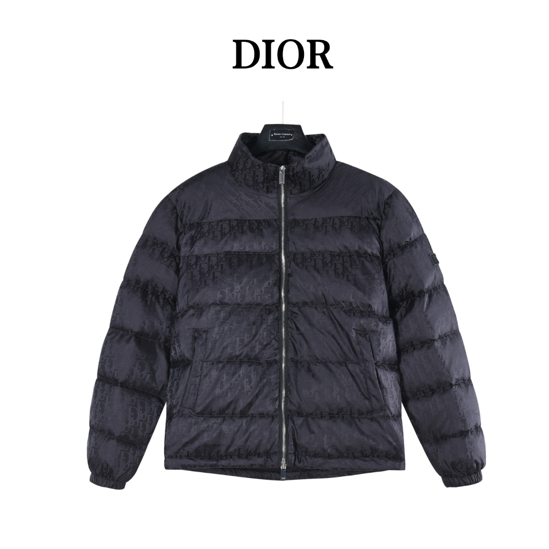 本地自取：💰510 （支持放店）
DIOR/迪奥暗纹老花立领羽绒服
这是一款超复杂工艺的羽绒服，定制面料周期长达50天之久，绝对的防风防水，可以做到滴水不漏，堪称冬季里的避风港，在原有的面料基础上，激光提花，使整件衣服凹凸有致，立体感更强，3D效果更加明显，全衣的五金采用的是原厂一比一定制，客供GG提花纤维帆布尼龙材质搭配纯色细密尼龙精心制作拼接而成，质感非常特殊，属于最新的科技型面料，区别一般的厚质尼龙，锁绒保暖的型格魅力毋庸置疑，内里填充90%白鹅绒+10%羽毛相当高的充绒量，做到了温暖平衡不臃肿，完美无敌的御寒神器，可拆卸兜帽体，拉链按扣一体门襟及可调节抽绳收腰设计，细节感颇多，袖臂配备独具代表性的互扣式双G条纹细节饰带，再现复古运动的标志性气息，互扣式GG提花条纹搭配进口聚酯3M反光纤维织物滚边设计更加平整美观，扑面而来的时尚单品无以抗拒的魅力。
颜色：黑色，金灰，藏青
尺码：46-52