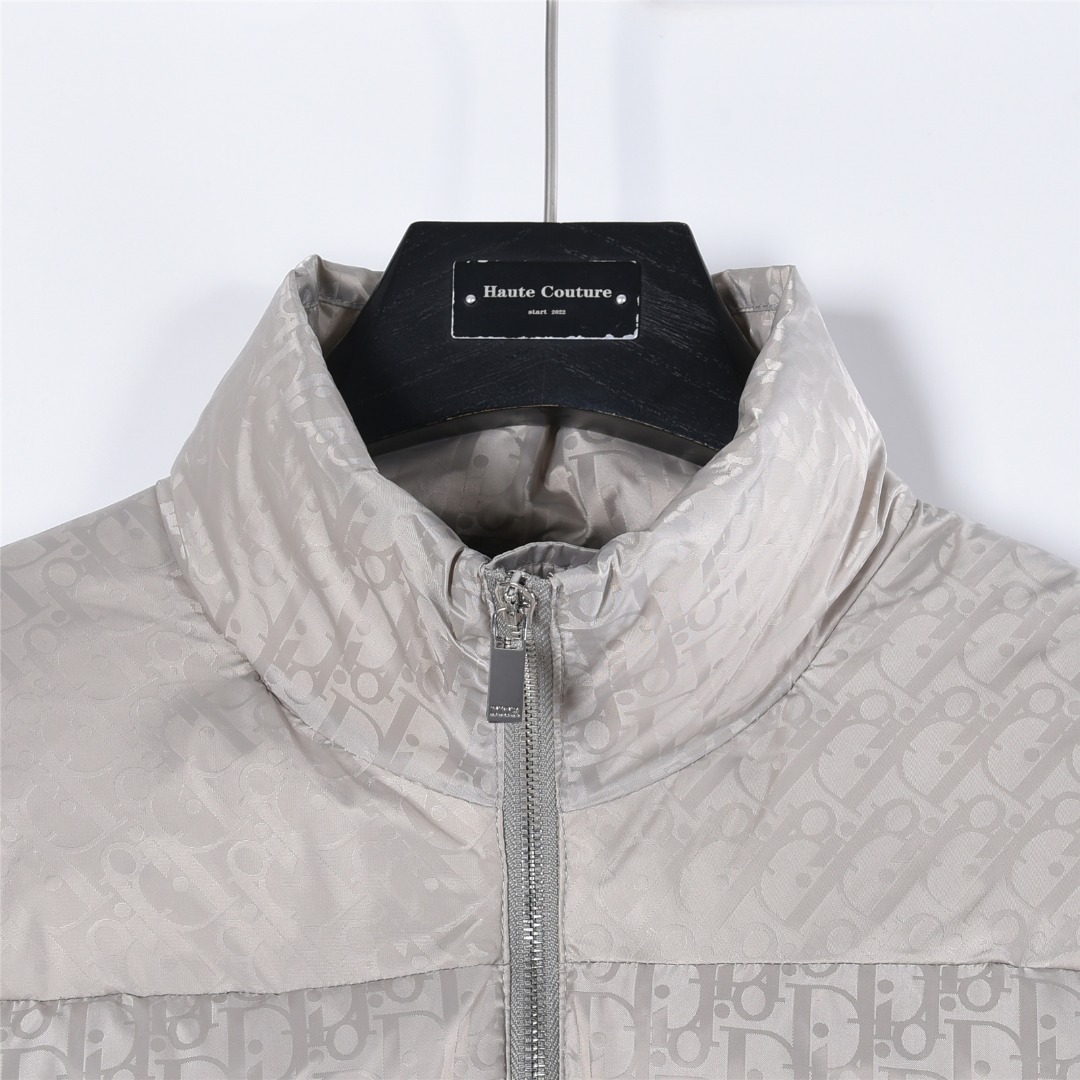 本地自取:💰510 (支持放店)
DIOR/迪奥暗纹老花立领羽绒服
这是一款超复杂工艺的羽绒服,定制面料周期长达50天之久,绝对的防风防水,可以做到滴水不漏,堪称冬季里的避风港,在原有的面料基础上,激光提花,使整件衣服凹凸有致,立体感更强,3D效果更加明显,全衣的五金采用的是原厂一比一定制,客供GG提花纤维帆布尼龙材质搭配纯色细密尼龙精心制作拼接而成,质感非常特殊,属于最新的科技型面料,区别一般的厚质尼龙,锁绒保暖的型格魅力毋庸置疑,内里填充90%白鹅绒+10%羽毛相当高的充绒量,做到了温暖平衡不臃肿,完美无敌的御寒神器,可拆卸兜帽体,拉链按扣一体门襟及可调节抽绳收腰设计,细节感颇多,袖臂配备独具代表性的互扣式双G条纹细节饰带,再现复古运动的标志性气息,互扣式GG提花条纹搭配进口聚酯3M反光纤维织物滚边设计更加平整美观,扑面而来的时尚单品无以抗拒的魅力。
颜色:黑色,金灰,藏青
尺码:46-52