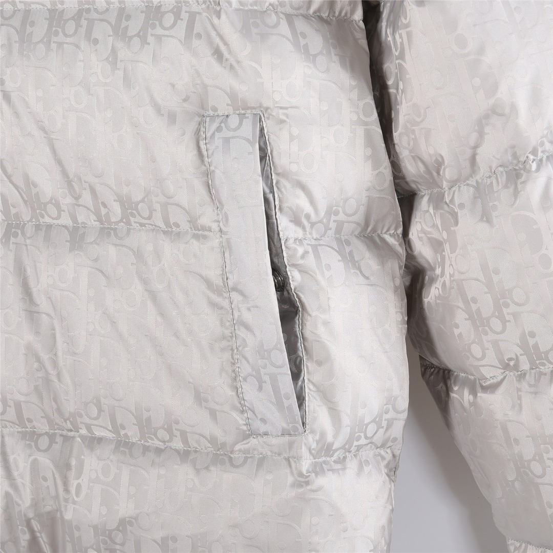 本地自取:💰510 (支持放店)
DIOR/迪奥暗纹老花立领羽绒服
这是一款超复杂工艺的羽绒服,定制面料周期长达50天之久,绝对的防风防水,可以做到滴水不漏,堪称冬季里的避风港,在原有的面料基础上,激光提花,使整件衣服凹凸有致,立体感更强,3D效果更加明显,全衣的五金采用的是原厂一比一定制,客供GG提花纤维帆布尼龙材质搭配纯色细密尼龙精心制作拼接而成,质感非常特殊,属于最新的科技型面料,区别一般的厚质尼龙,锁绒保暖的型格魅力毋庸置疑,内里填充90%白鹅绒+10%羽毛相当高的充绒量,做到了温暖平衡不臃肿,完美无敌的御寒神器,可拆卸兜帽体,拉链按扣一体门襟及可调节抽绳收腰设计,细节感颇多,袖臂配备独具代表性的互扣式双G条纹细节饰带,再现复古运动的标志性气息,互扣式GG提花条纹搭配进口聚酯3M反光纤维织物滚边设计更加平整美观,扑面而来的时尚单品无以抗拒的魅力。
颜色:黑色,金灰,藏青
尺码:46-52