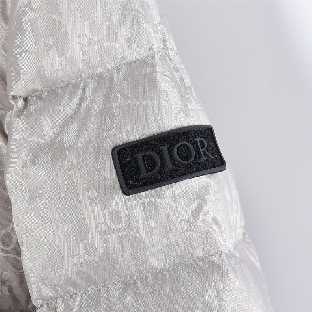 本地自取:💰510 (支持放店)
DIOR/迪奥暗纹老花立领羽绒服
这是一款超复杂工艺的羽绒服,定制面料周期长达50天之久,绝对的防风防水,可以做到滴水不漏,堪称冬季里的避风港,在原有的面料基础上,激光提花,使整件衣服凹凸有致,立体感更强,3D效果更加明显,全衣的五金采用的是原厂一比一定制,客供GG提花纤维帆布尼龙材质搭配纯色细密尼龙精心制作拼接而成,质感非常特殊,属于最新的科技型面料,区别一般的厚质尼龙,锁绒保暖的型格魅力毋庸置疑,内里填充90%白鹅绒+10%羽毛相当高的充绒量,做到了温暖平衡不臃肿,完美无敌的御寒神器,可拆卸兜帽体,拉链按扣一体门襟及可调节抽绳收腰设计,细节感颇多,袖臂配备独具代表性的互扣式双G条纹细节饰带,再现复古运动的标志性气息,互扣式GG提花条纹搭配进口聚酯3M反光纤维织物滚边设计更加平整美观,扑面而来的时尚单品无以抗拒的魅力。
颜色:黑色,金灰,藏青
尺码:46-52
