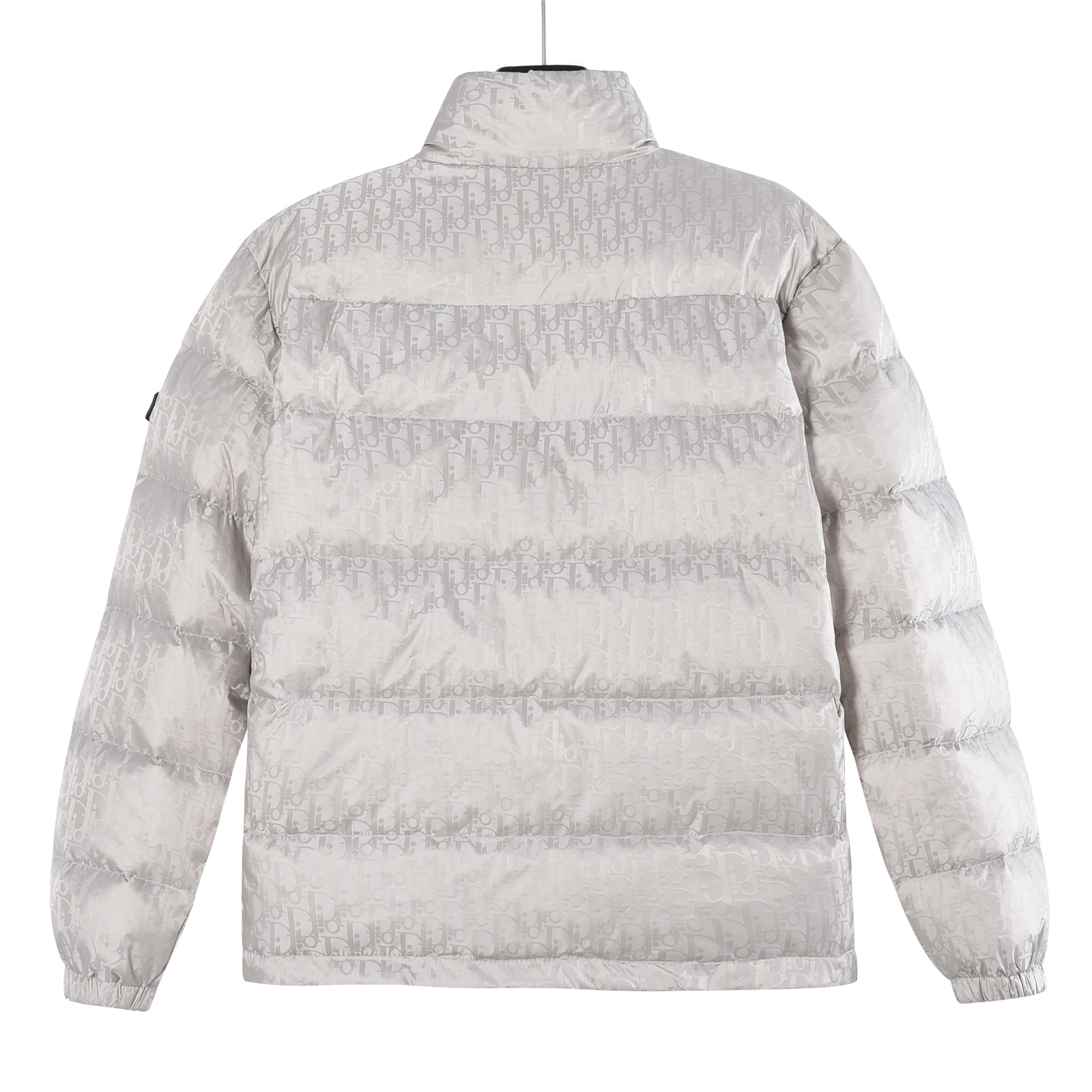 本地自取:💰510 (支持放店)
DIOR/迪奥暗纹老花立领羽绒服
这是一款超复杂工艺的羽绒服,定制面料周期长达50天之久,绝对的防风防水,可以做到滴水不漏,堪称冬季里的避风港,在原有的面料基础上,激光提花,使整件衣服凹凸有致,立体感更强,3D效果更加明显,全衣的五金采用的是原厂一比一定制,客供GG提花纤维帆布尼龙材质搭配纯色细密尼龙精心制作拼接而成,质感非常特殊,属于最新的科技型面料,区别一般的厚质尼龙,锁绒保暖的型格魅力毋庸置疑,内里填充90%白鹅绒+10%羽毛相当高的充绒量,做到了温暖平衡不臃肿,完美无敌的御寒神器,可拆卸兜帽体,拉链按扣一体门襟及可调节抽绳收腰设计,细节感颇多,袖臂配备独具代表性的互扣式双G条纹细节饰带,再现复古运动的标志性气息,互扣式GG提花条纹搭配进口聚酯3M反光纤维织物滚边设计更加平整美观,扑面而来的时尚单品无以抗拒的魅力。
颜色:黑色,金灰,藏青
尺码:46-52