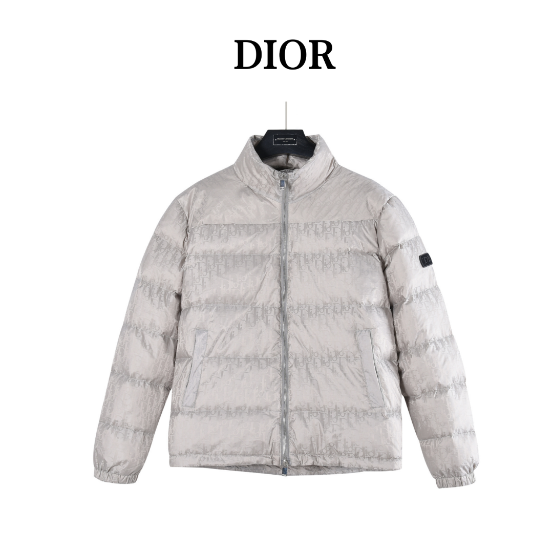 本地自取：💰510 （支持放店）
DIOR/迪奥暗纹老花立领羽绒服
这是一款超复杂工艺的羽绒服，定制面料周期长达50天之久，绝对的防风防水，可以做到滴水不漏，堪称冬季里的避风港，在原有的面料基础上，激光提花，使整件衣服凹凸有致，立体感更强，3D效果更加明显，全衣的五金采用的是原厂一比一定制，客供GG提花纤维帆布尼龙材质搭配纯色细密尼龙精心制作拼接而成，质感非常特殊，属于最新的科技型面料，区别一般的厚质尼龙，锁绒保暖的型格魅力毋庸置疑，内里填充90%白鹅绒+10%羽毛相当高的充绒量，做到了温暖平衡不臃肿，完美无敌的御寒神器，可拆卸兜帽体，拉链按扣一体门襟及可调节抽绳收腰设计，细节感颇多，袖臂配备独具代表性的互扣式双G条纹细节饰带，再现复古运动的标志性气息，互扣式GG提花条纹搭配进口聚酯3M反光纤维织物滚边设计更加平整美观，扑面而来的时尚单品无以抗拒的魅力。
颜色：黑色，金灰，藏青
尺码：46-52