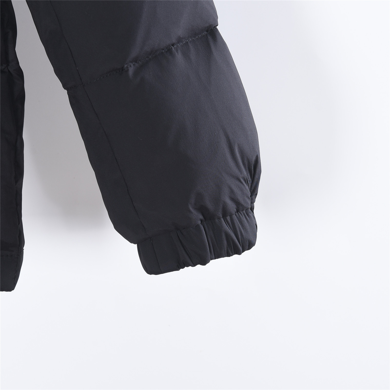 LouisVuitton/路易威登2025冬新款满印驴牌新款连帽设计羽绒服