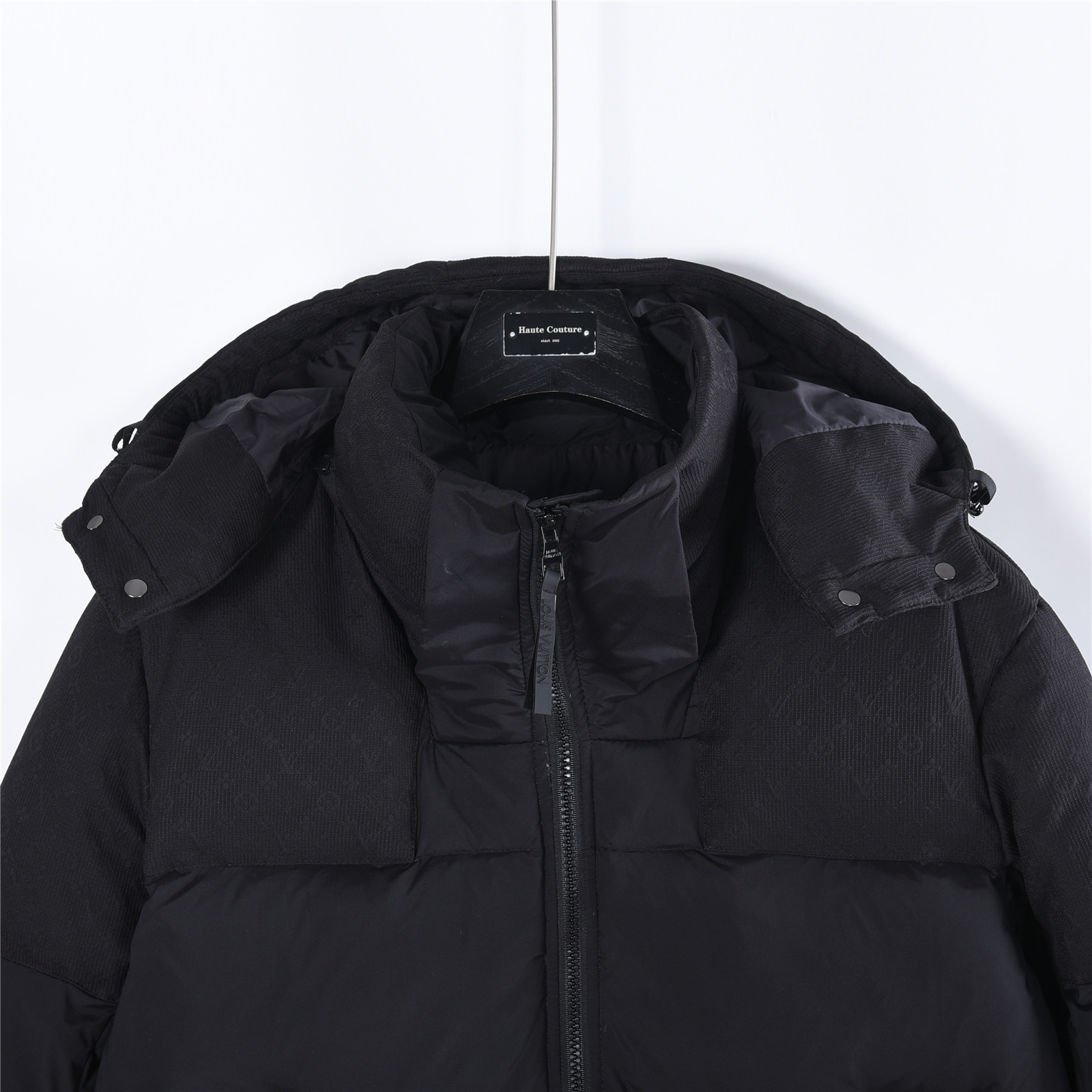 LouisVuitton/路易威登2025冬新款满印驴牌新款连帽设计羽绒服
