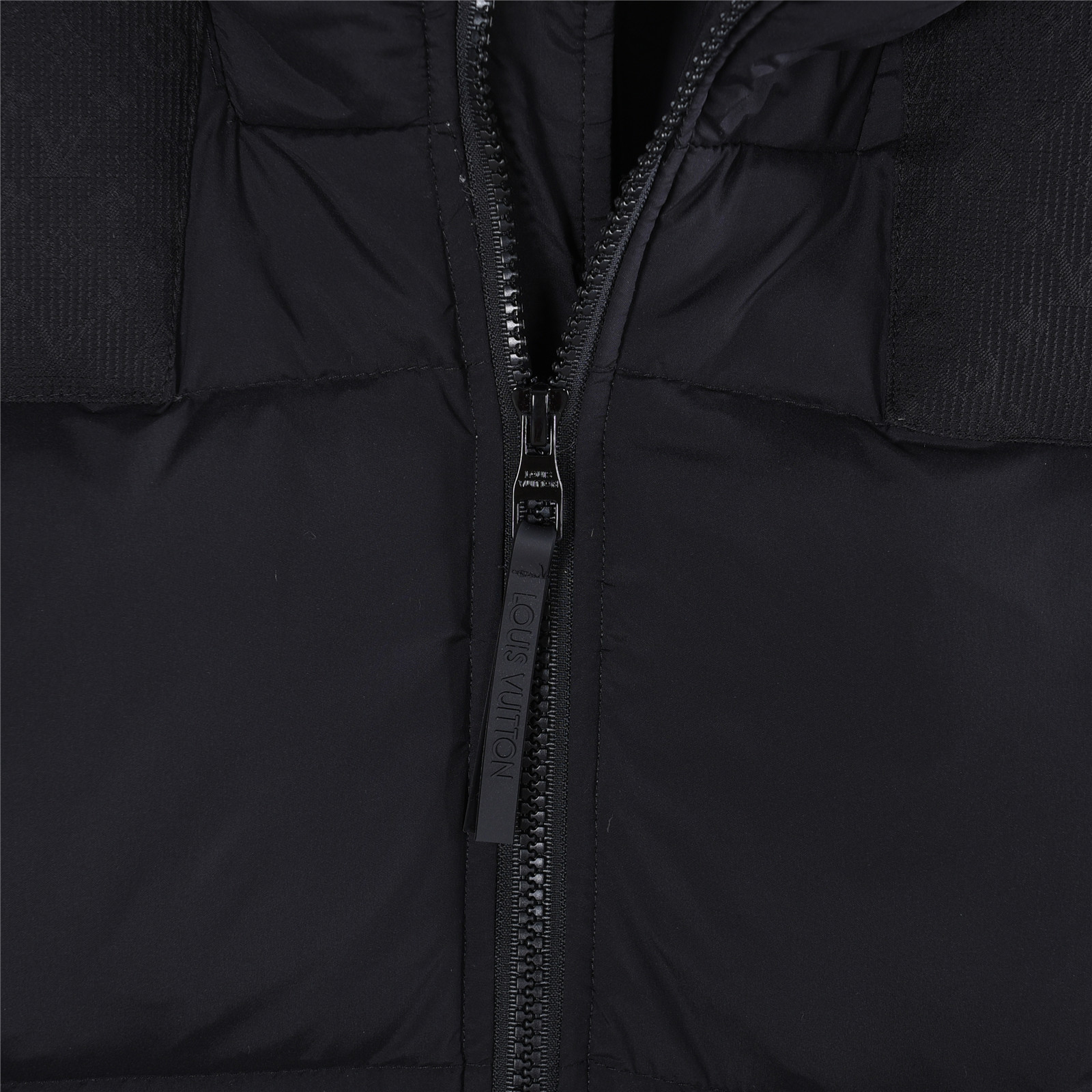 LouisVuitton/路易威登2025冬新款满印驴牌新款连帽设计羽绒服