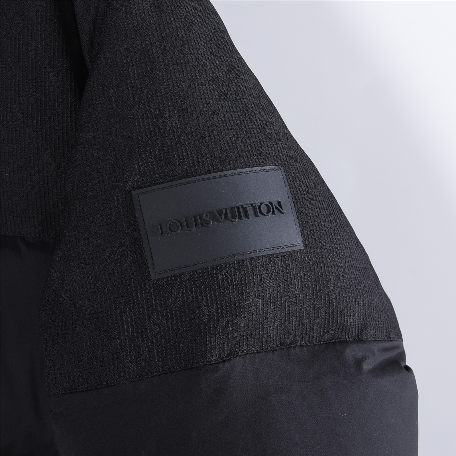LouisVuitton/路易威登2025冬新款满印驴牌新款连帽设计羽绒服