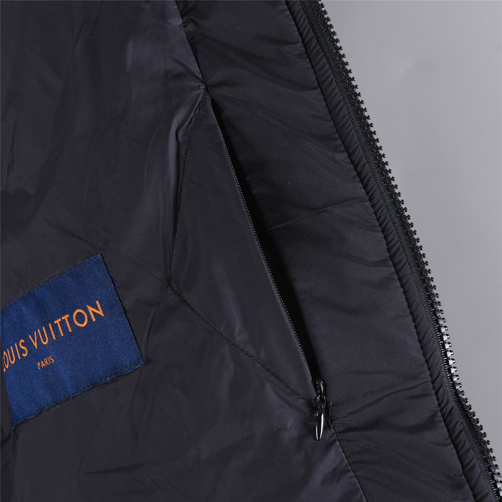 LouisVuitton/路易威登2025冬新款满印驴牌新款连帽设计羽绒服