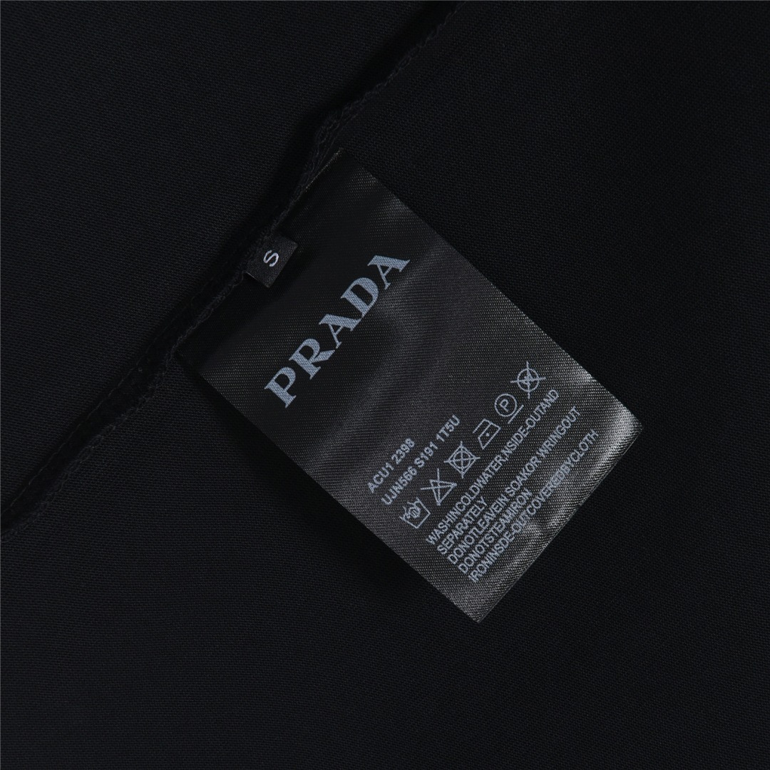 PRADA 普拉达红色涂鸦签名短袖T恤-Chinese UA Cheap High Quatity Brand Clothes Bags handbags Sneakers wholesale wholesaler seller from China Factory suppliers Fashion Clothing Shoes best Quality Beautiful Price PRADA 普拉达红色涂鸦签名短袖T恤