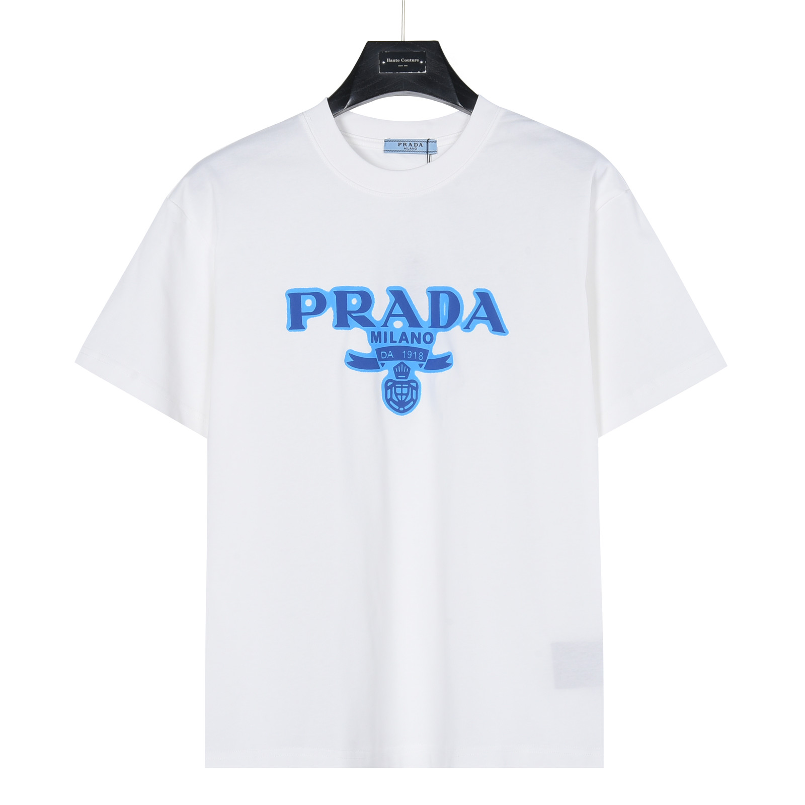 PRADA/普拉达蓝标徽章短袖T恤 面料采用280克重精梳棉 定制32支1*1螺纹 成衣两遍水洗处理 面料舒适亲肤无异感 定制定染面料 纺织密度高 垂感佳 不易变形 厚织感加上紧密纺纱工艺 不会影响面料的透气性 成色的饱和度很高 进口数码直喷印花工艺 百搭好看的一款短袖 宽松版型遮肉显瘦不挑人 颜色:黑色,白色