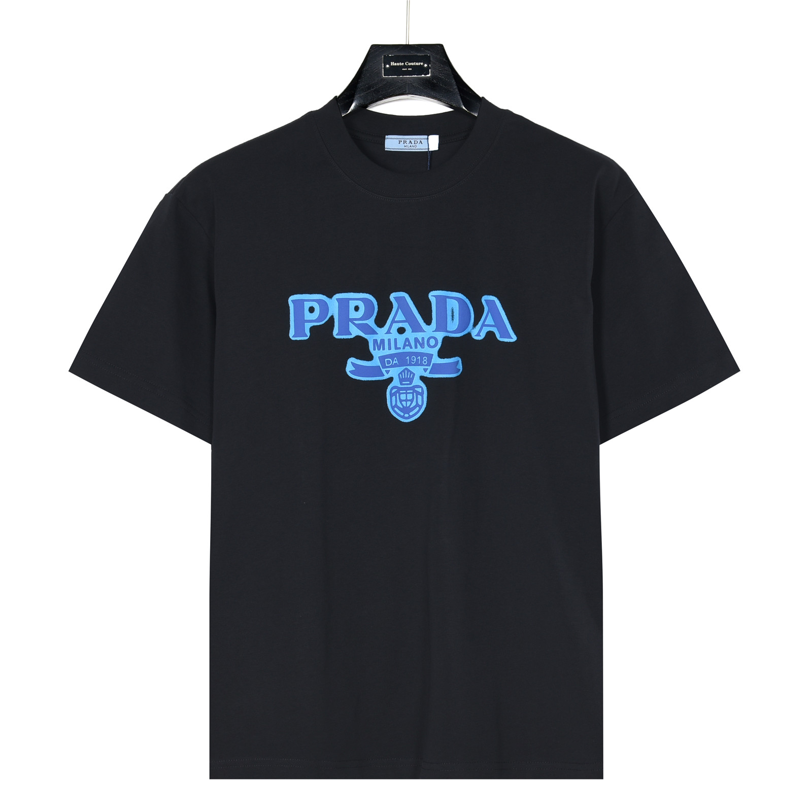 PRADA/普拉达蓝标徽章短袖T恤 面料采用280克重精梳棉 定制32支1*1螺纹 成衣两遍水洗处理 面料舒适亲肤无异感 定制定染面料 纺织密度高 垂感佳 不易变形 厚织感加上紧密纺纱工艺 不会影响面料的透气性 成色的饱和度很高 进口数码直喷印花工艺 百搭好看的一款短袖 宽松版型遮肉显瘦不挑人 颜色:黑色,白色