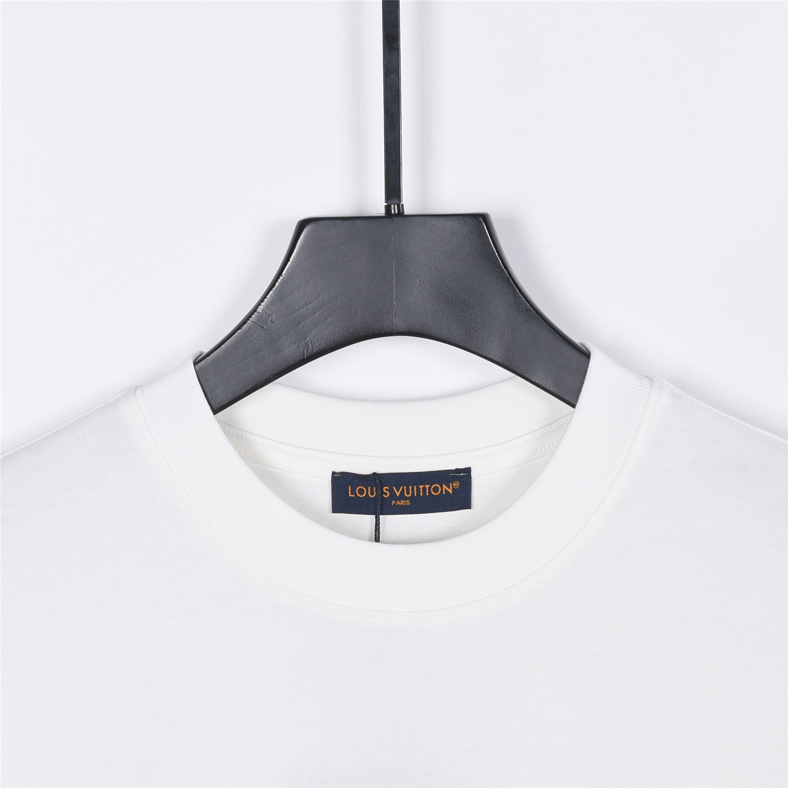 LouisVuitton/路易威登粉调涂鸦3D字母短袖T恤 黑色 白色-莆田鞋,莆田鞋货源,高仿鞋,高仿鞋货源,安福档口,莆田高仿鞋,莆田鞋批发,高仿鞋批发,莆田高仿运动鞋,高仿运动鞋,莆田运动鞋 LouisVuitton/路易威登粉调涂鸦3D字母短袖T恤 黑色 白色