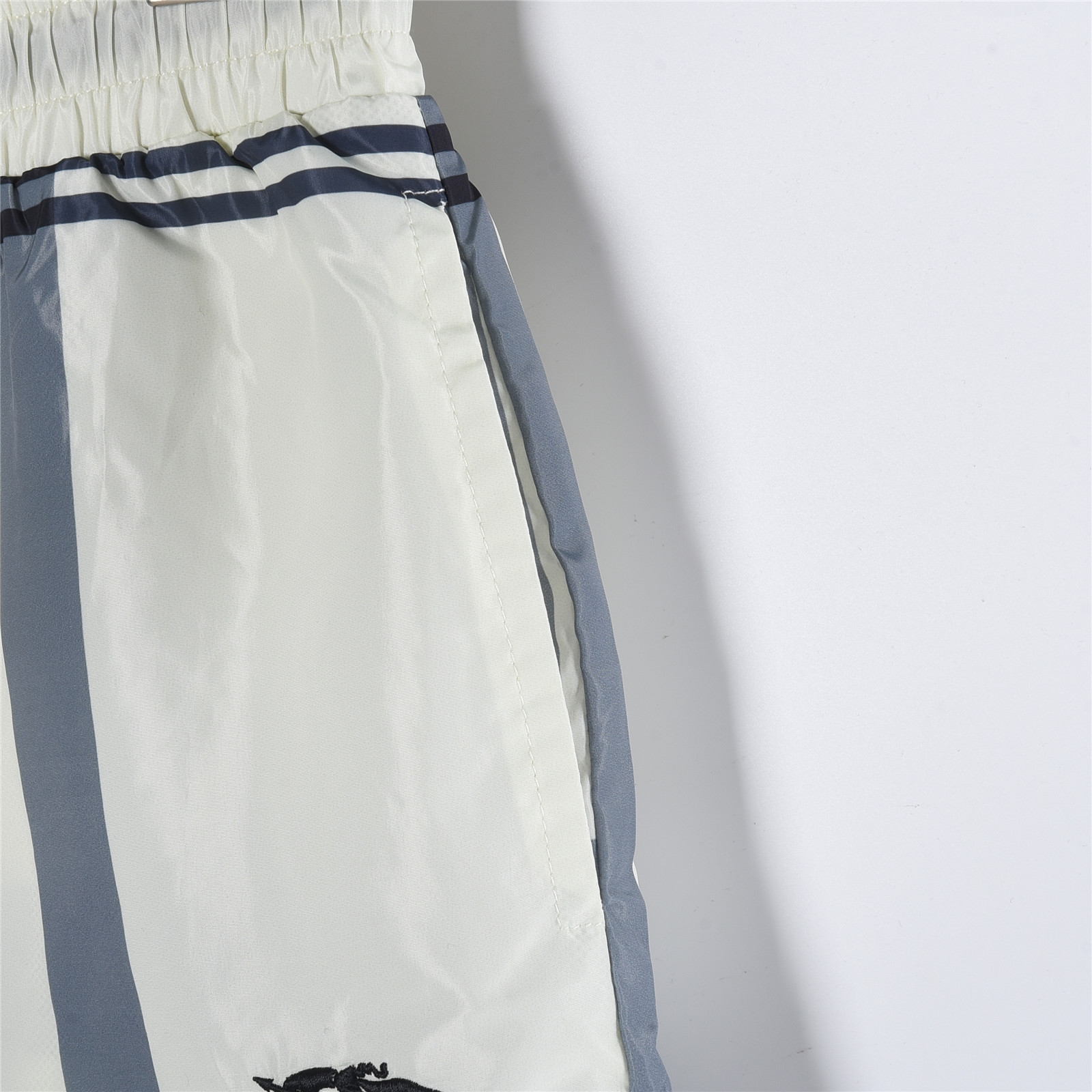 Burberry/巴宝莉格纹战马标沙滩短裤 腰际抽绳款沙滩休闲短裤白色 蓝色