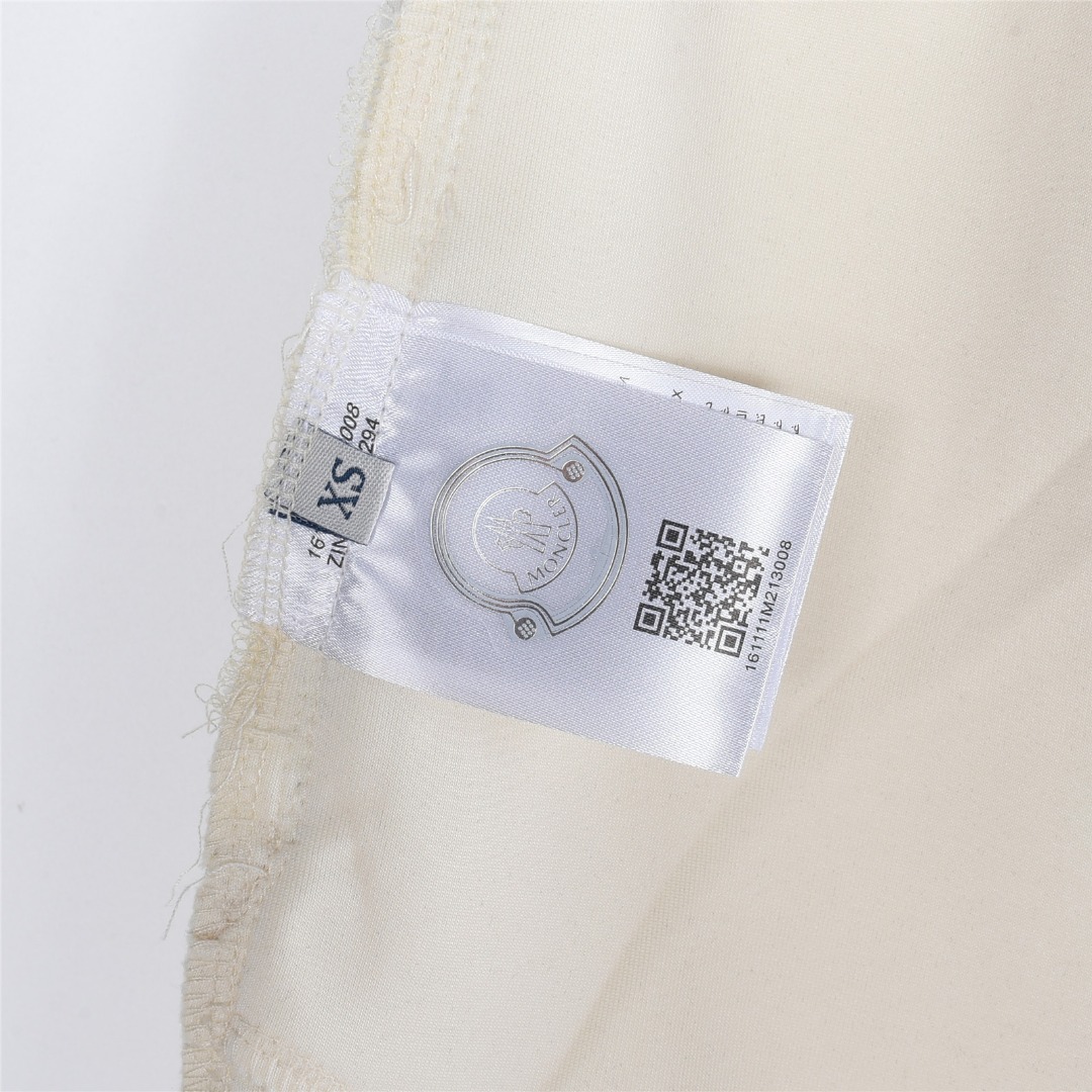 Moncler/蒙口侧边织带字母短裤 极简廓形 高腰剪裁搭配利落裤线 黑色 白色-Top High Quatity Cheap Sneakers Fashion Clothing Clothes Bags handbags Shoes of all Brand wholesale With The best Quality And Beautiful Price from China Factory Chinese suppliers wholesaler seller Moncler/蒙口侧边织带字母短裤 极简廓形 高腰剪裁搭配利落裤线 黑色 白色