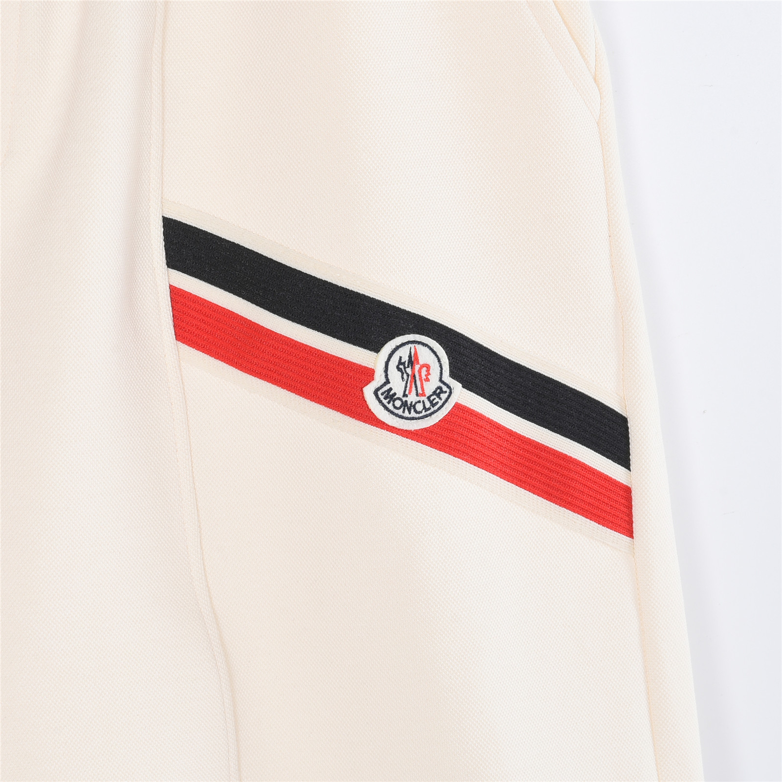 Moncler/蒙口 斜边织带短裤 夏日气质穿搭 诚意推荐这款短裤 高级感满满的颜色 杏色 黑色-Chinese UA Cheap High Quatity Brand Clothes Bags handbags Sneakers wholesale wholesaler seller from China Factory suppliers Fashion Clothing Shoes best Quality Beautiful Price Moncler/蒙口 斜边织带短裤 夏日气质穿搭 诚意推荐这款短裤 高级感满满的颜色 杏色 黑色