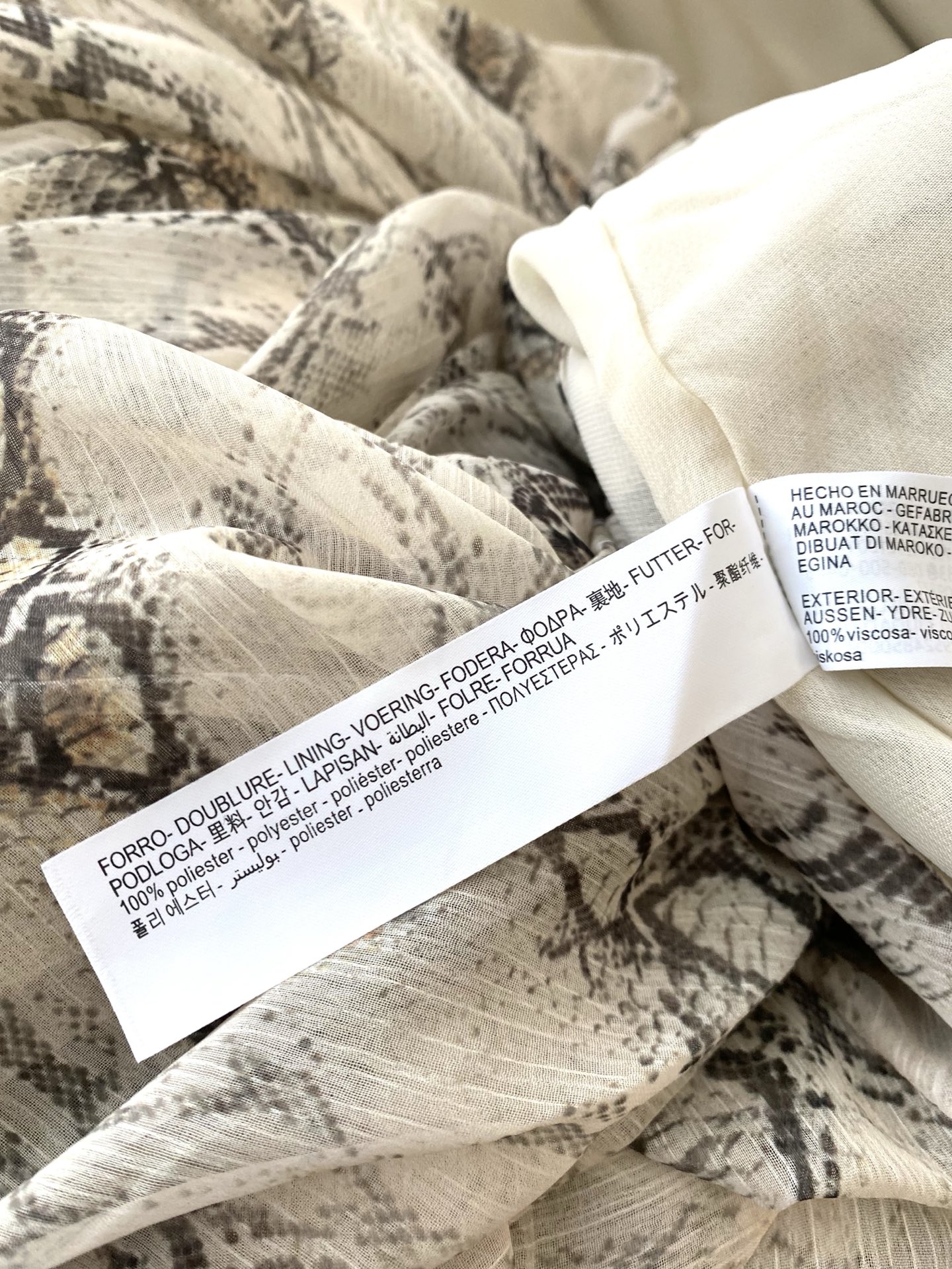 25Ss春夏 印花装饰短内衬伞状半裙 印花相配搭透明细节和叠层装饰彰显其特色 简洁腰身垂坠剪裁以及下摆伞