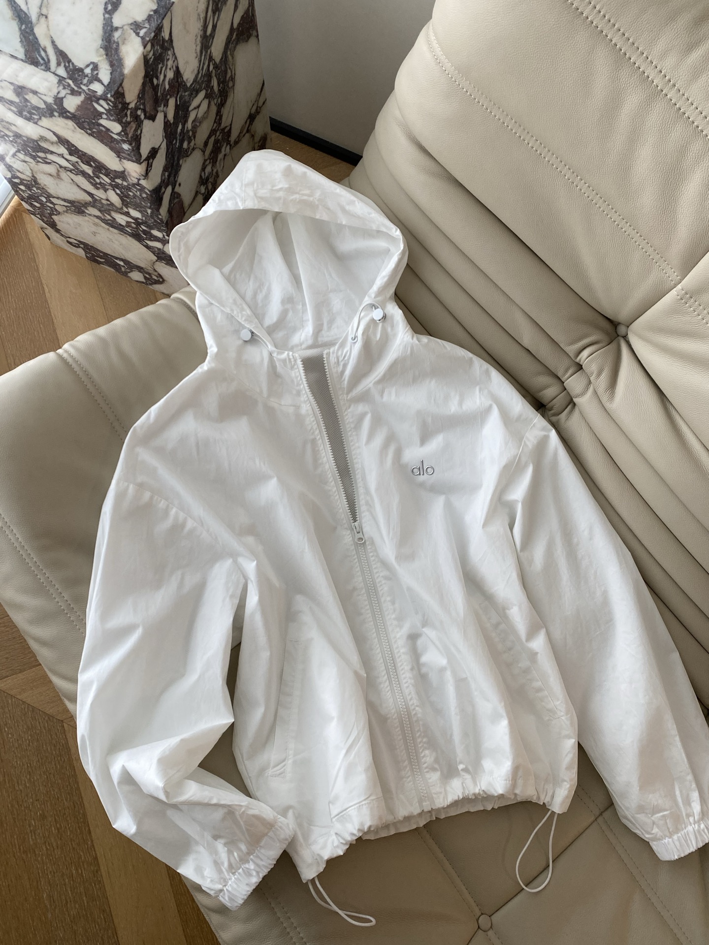 25Ss春夏 alo连帽防晒外套 宽松款和戴帽的元素包容性极强 版型和结构加强的立体廓形效果 整体风格休