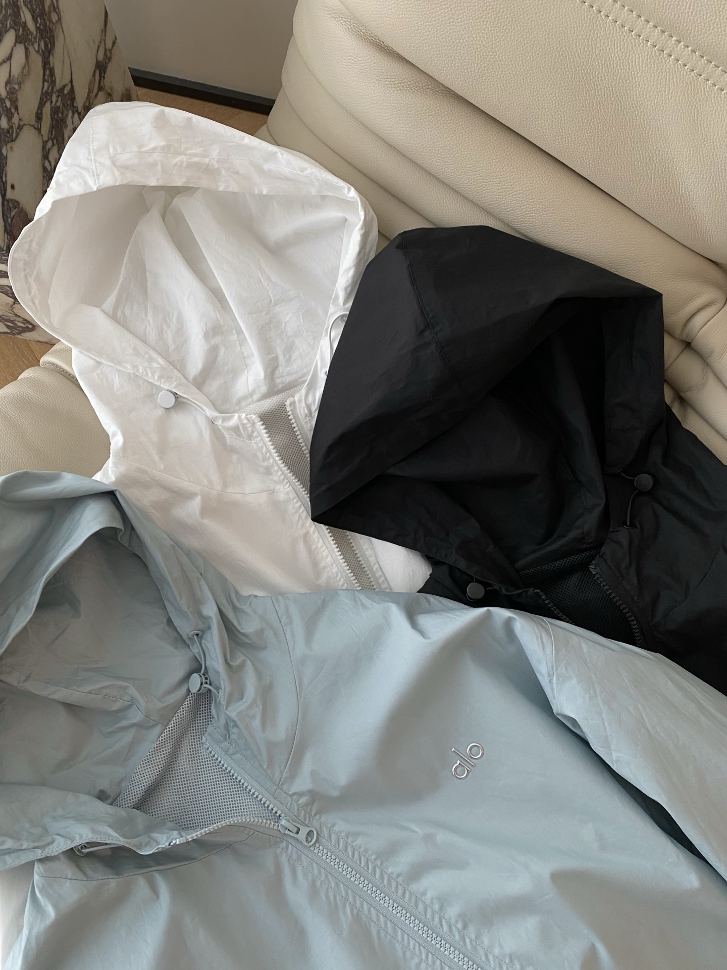 25Ss春夏 alo连帽防晒外套 宽松款和戴帽的元素包容性极强 版型和结构加强的立体廓形效果 整体风格休