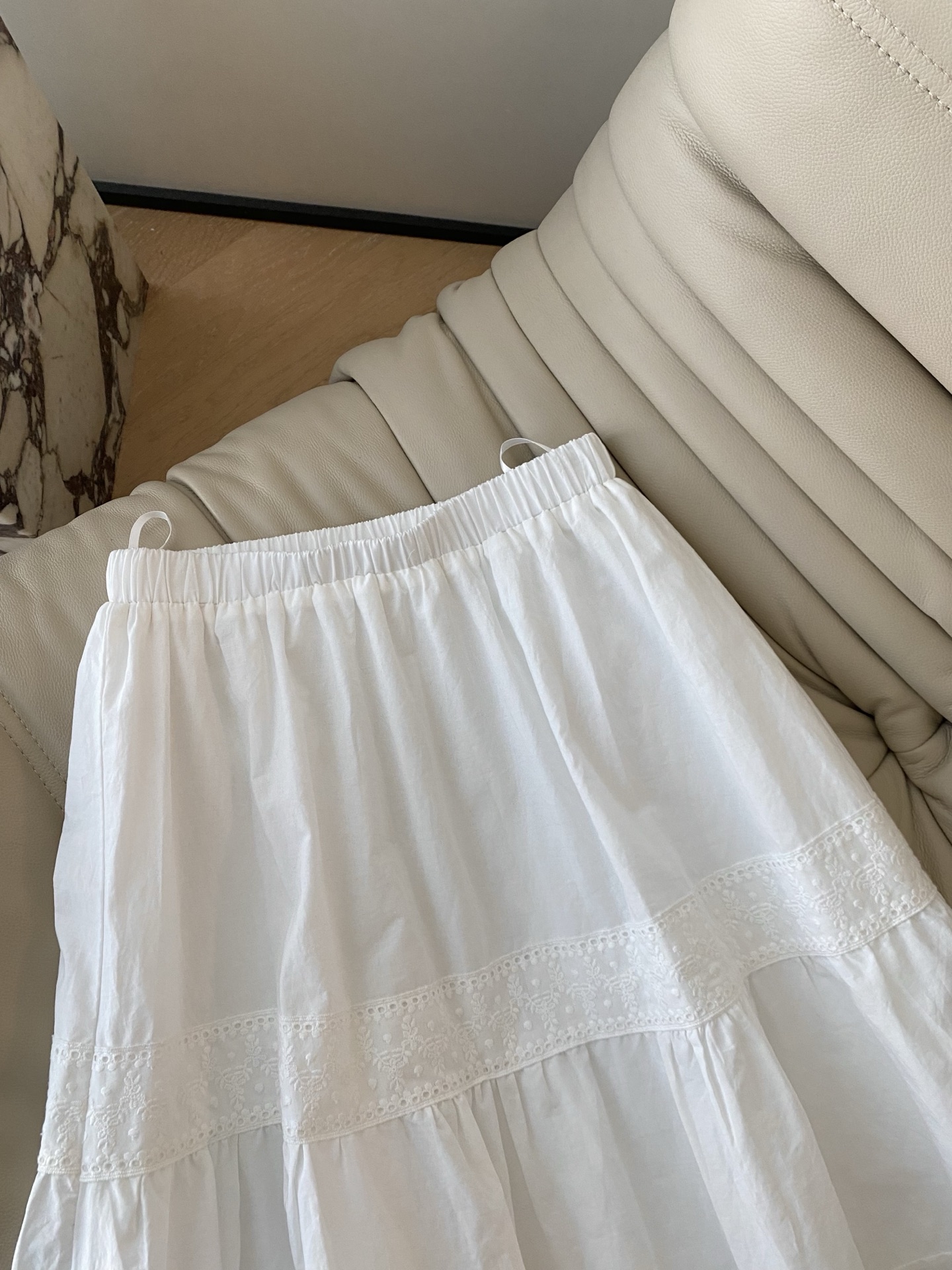25Ss春夏 法式小众蕾丝拼接半裙 棉质拼接立体蕾丝高级感舒适亲肤有垂感褶皱大摆设计上身层层褶皱颇有灵动