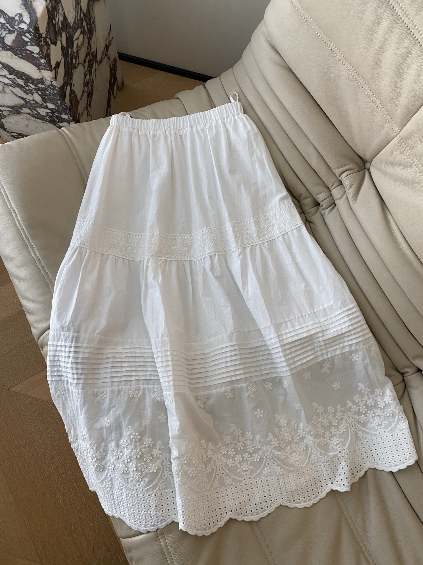 25Ss春夏 法式小众蕾丝拼接半裙 棉质拼接立体蕾丝高级感舒适亲肤有垂感褶皱大摆设计上身层层褶皱颇有灵动