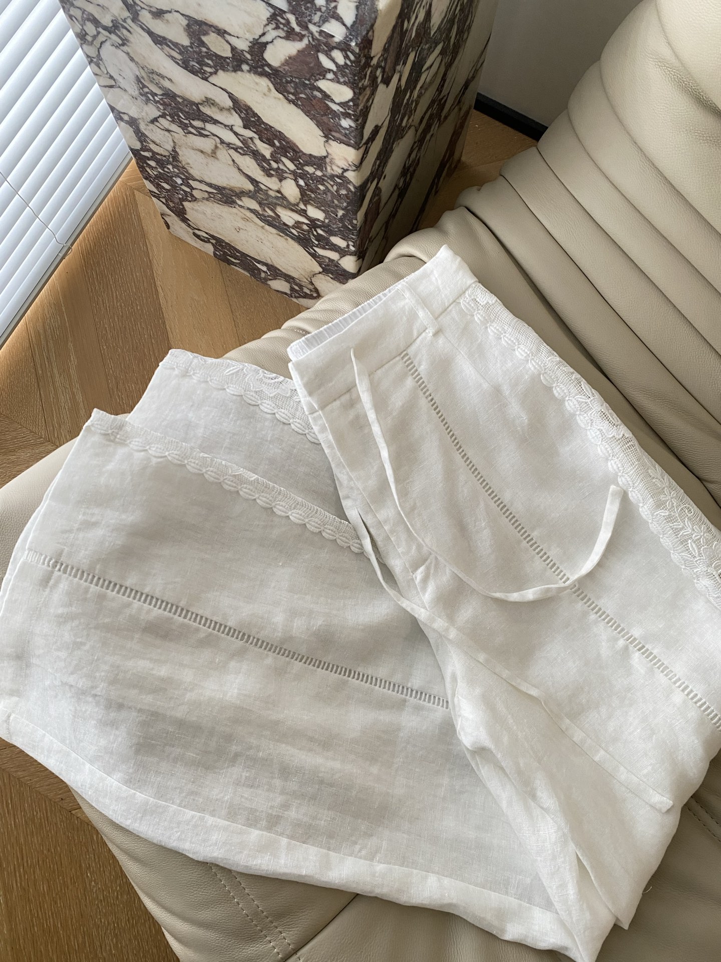 25Ss春夏 阔腿蕾丝亚麻裤 亚麻清透的质感蕾丝组合设计 氛围感十足慵懒松弛感也很够味儿～特别适合度假日