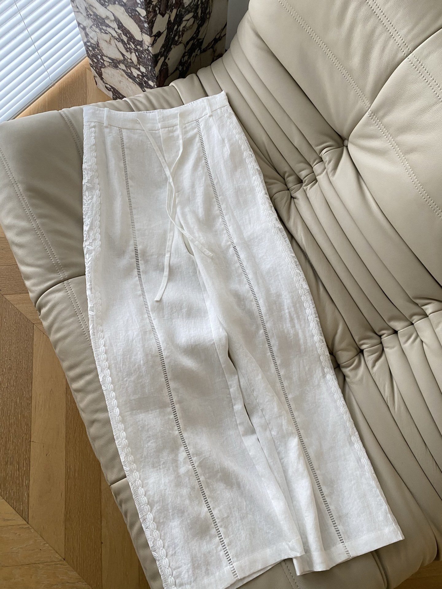25Ss春夏 阔腿蕾丝亚麻裤 亚麻清透的质感蕾丝组合设计 氛围感十足慵懒松弛感也很够味儿～特别适合度假日