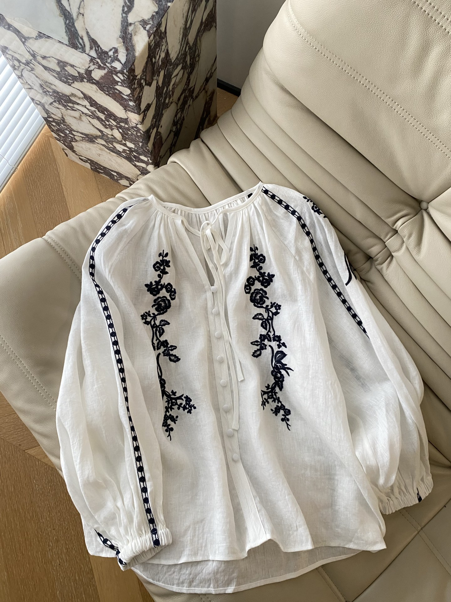 25Ss春夏 重工刺绣度假法式亚麻上衣 优雅老钱风慵懒look 撞色刺绣温柔高级领口系带装饰 无论是日常