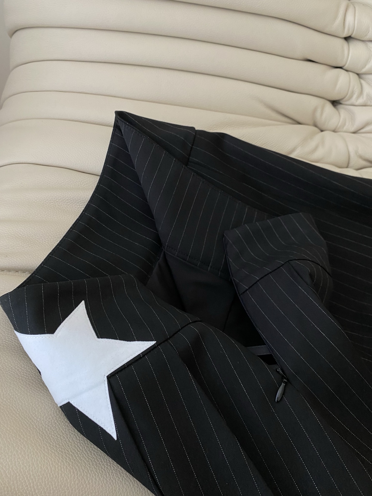 25Ss春夏 五角星高腰百褶短裙 俏皮P字百褶裙型 拿捏时髦女团风的精髓版型从上倒下展开的P字 后幅五角