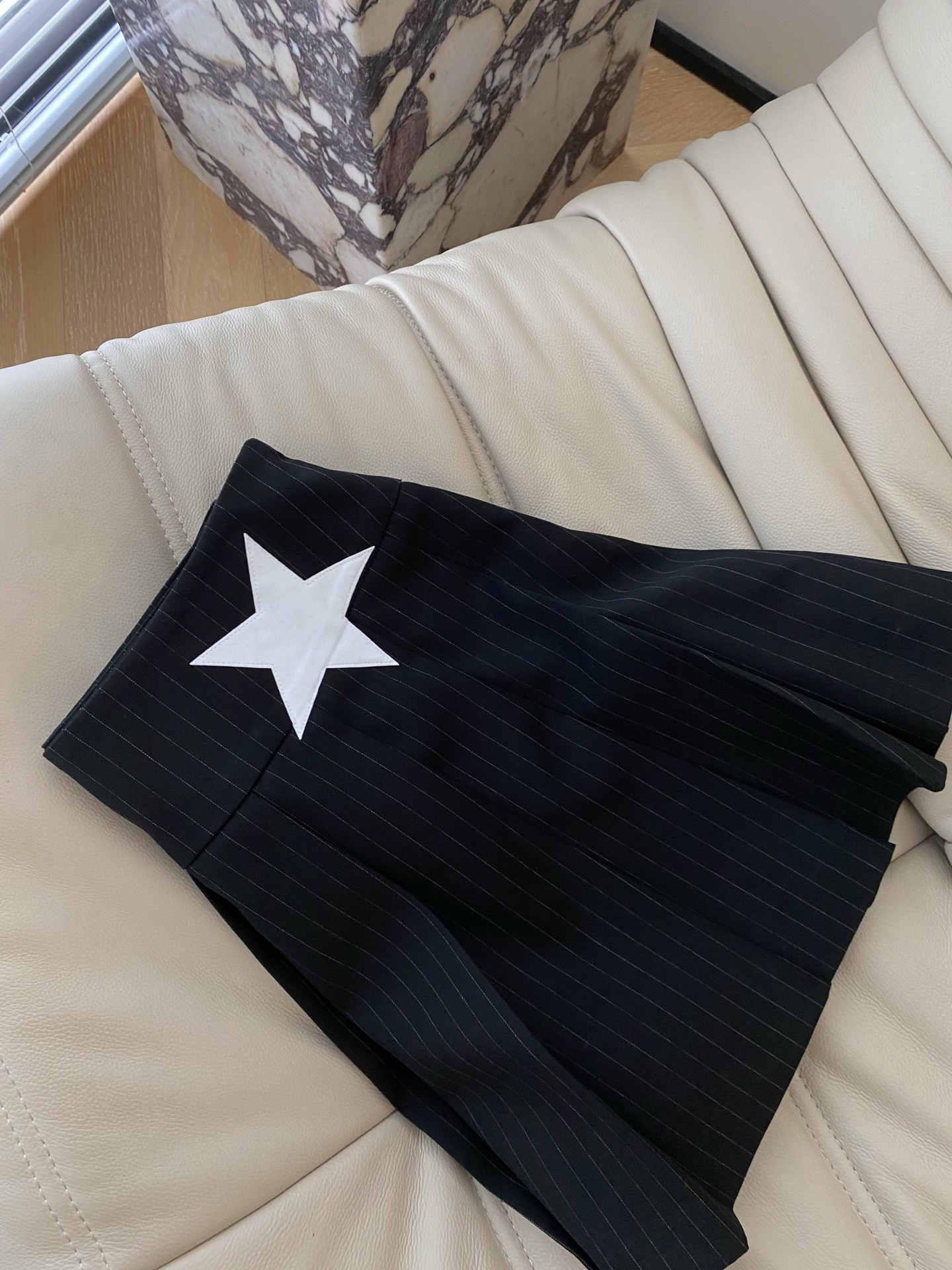 25Ss春夏 五角星高腰百褶短裙 俏皮P字百褶裙型 拿捏时髦女团风的精髓版型从上倒下展开的P字 后幅五角