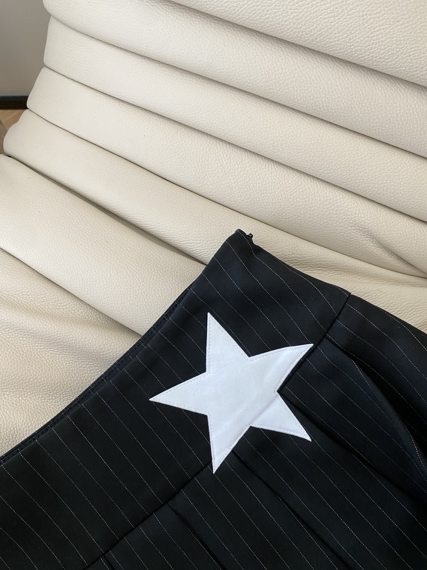 25Ss春夏 五角星高腰百褶短裙 俏皮P字百褶裙型 拿捏时髦女团风的精髓版型从上倒下展开的P字 后幅五角