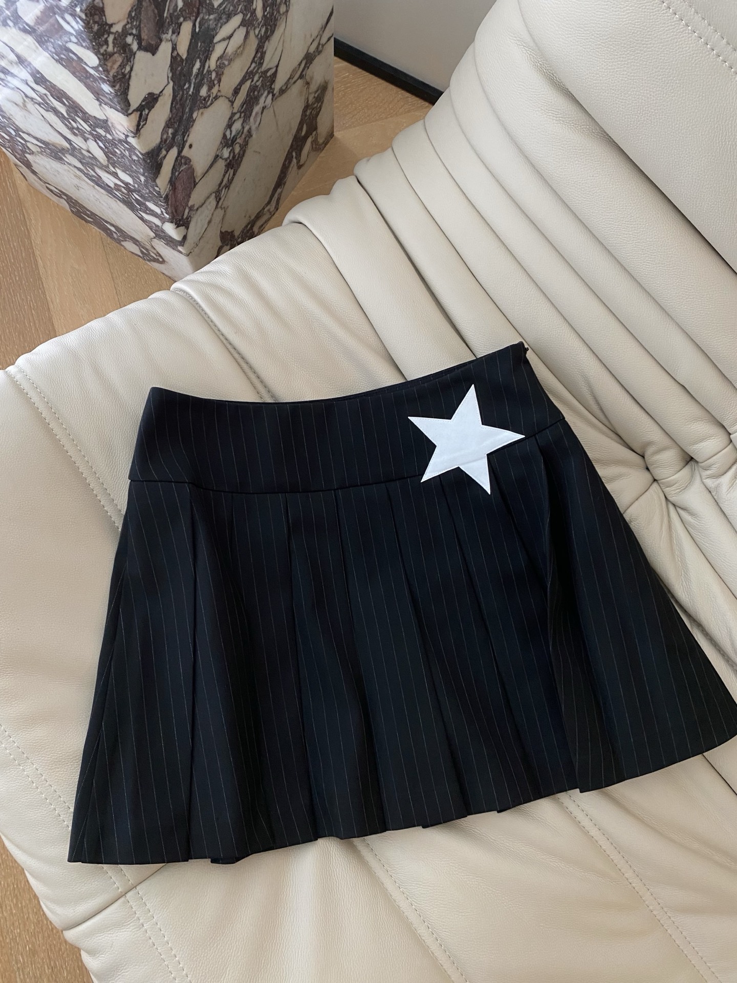 25Ss春夏 五角星高腰百褶短裙 俏皮P字百褶裙型 拿捏时髦女团风的精髓版型从上倒下展开的P字 后幅五角